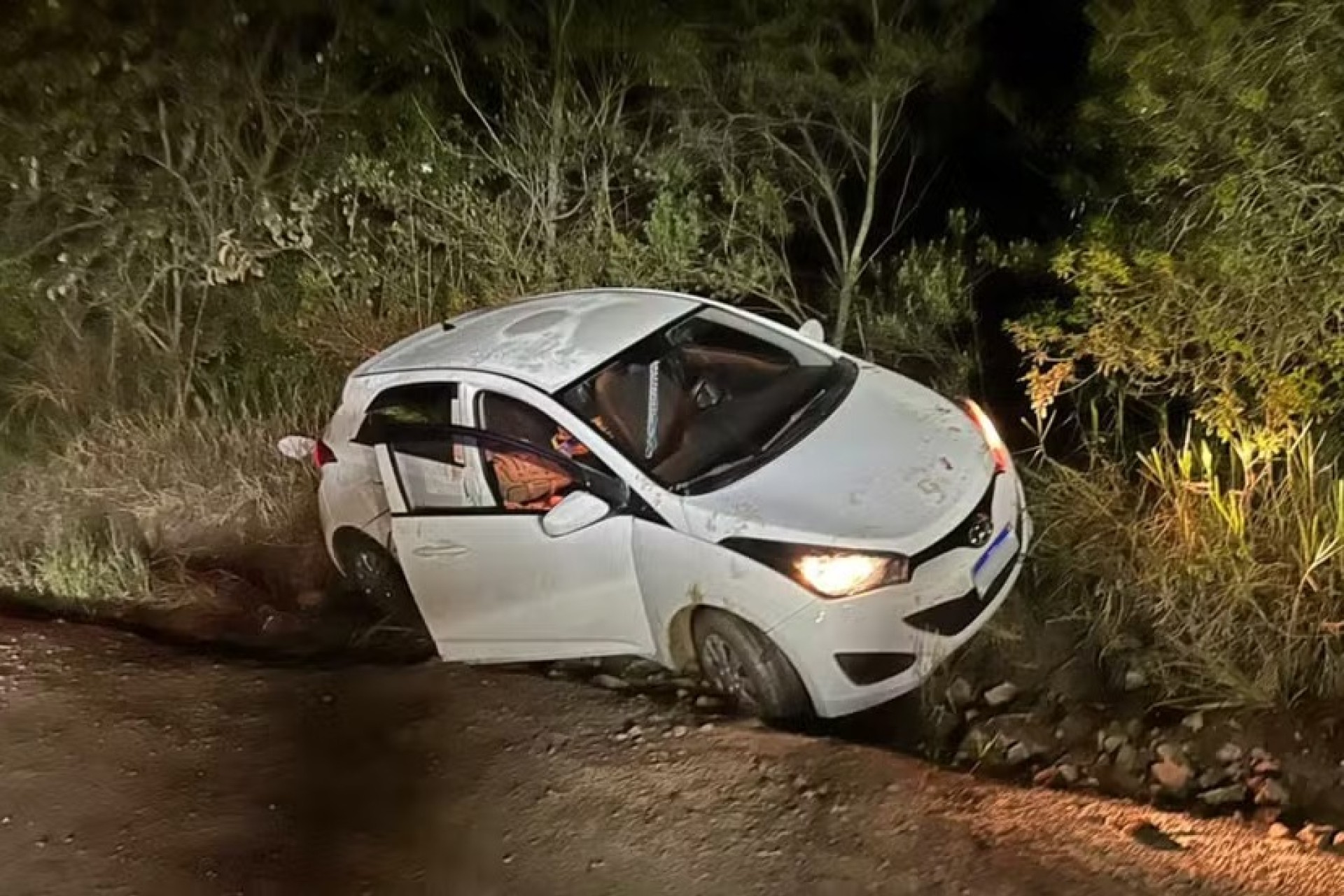 Mulher é encontrada esfaqueada dentro de carro no Paraná