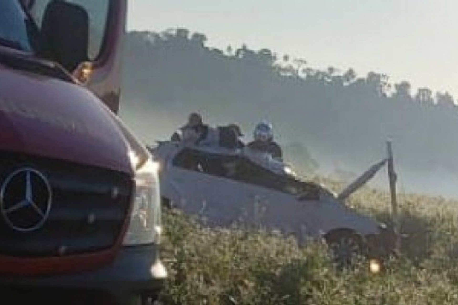 Mulher é socorrida em estado grave após capotamento na PR 495