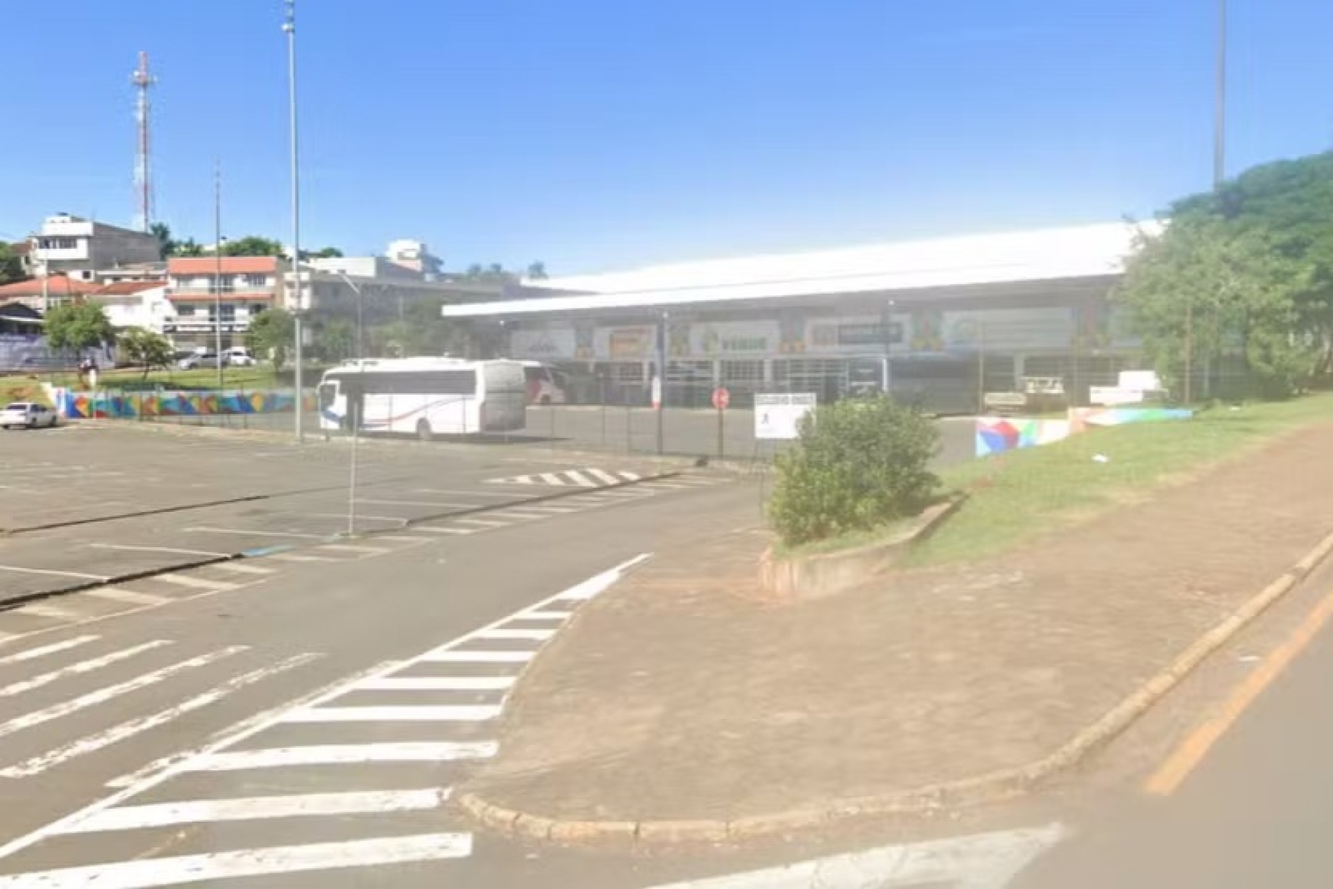 Mulher entra em carro de desconhecido para tentar fugir de agressões do companheiro, no Paraná