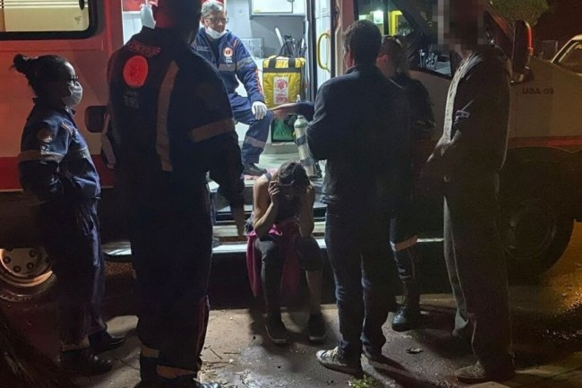 Mulher leva paulada na cabeça e é socorrida em bar na Avenida Brasil em Santa Helena