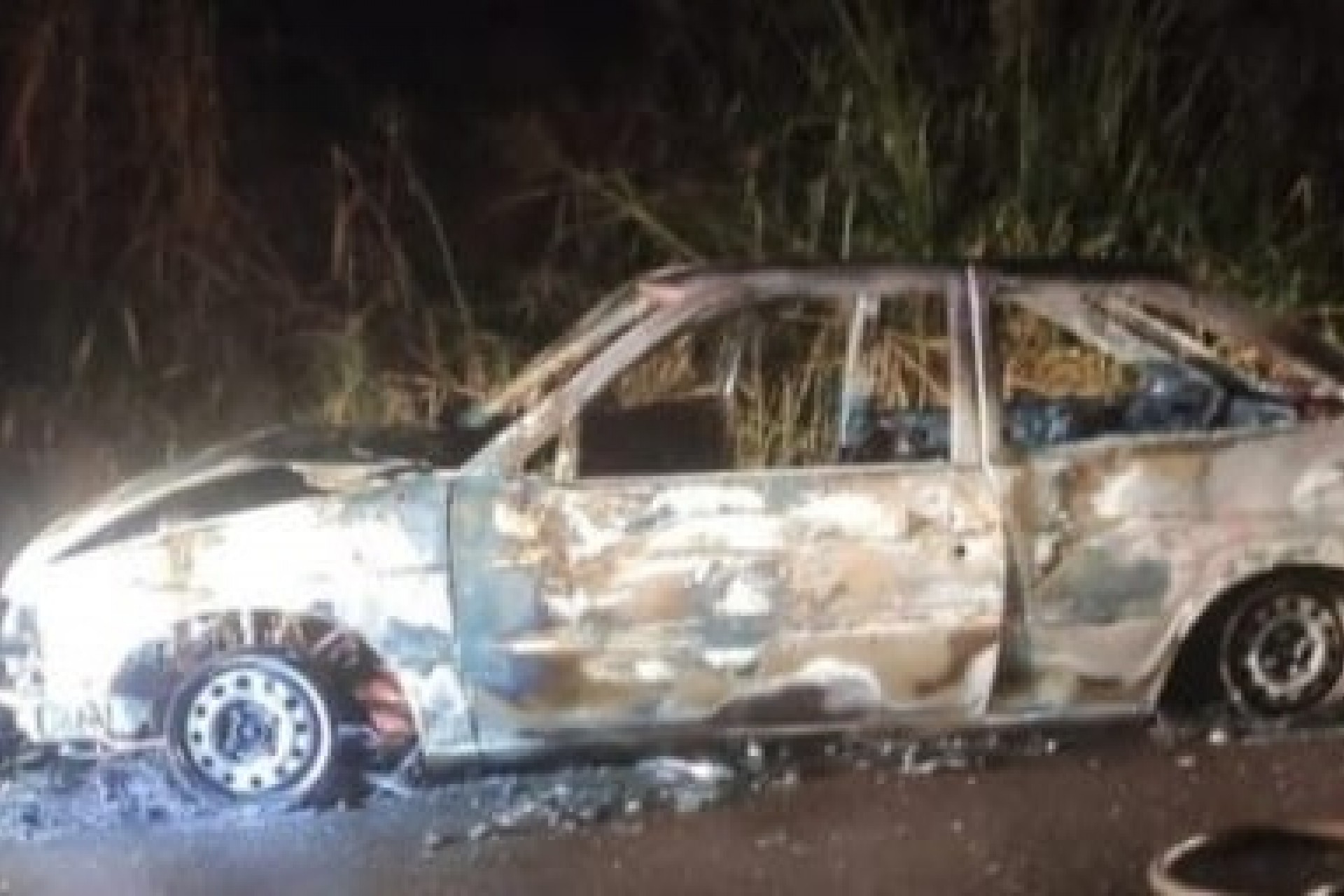 Mulher pega carona com o ex-marido, ateia fogo no carro e salta do veículo em movimento no Paraná