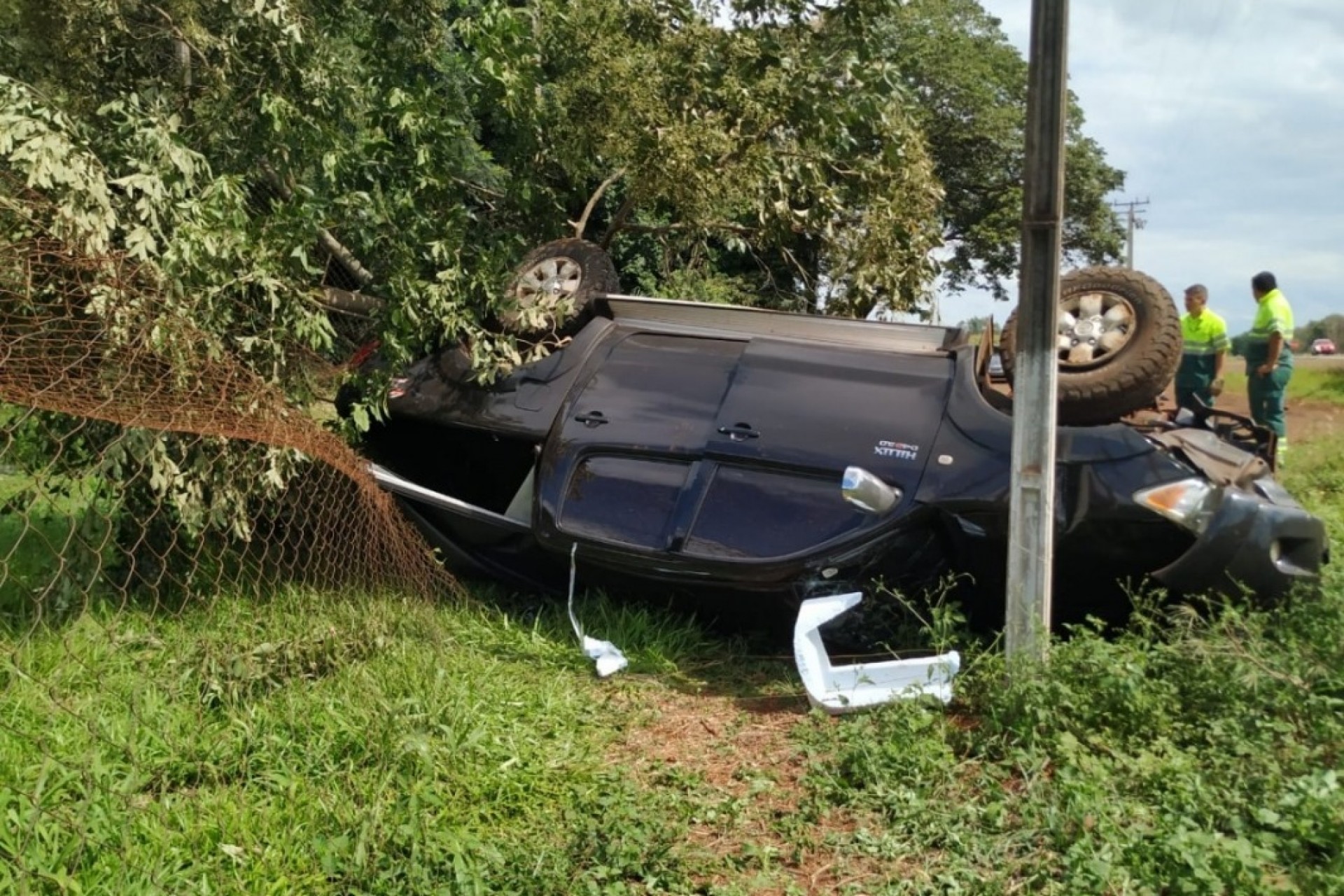 Mulher perde controle da direção, derruba árvore e capota Hilux na BR 277, em São Miguel do Iguaçu