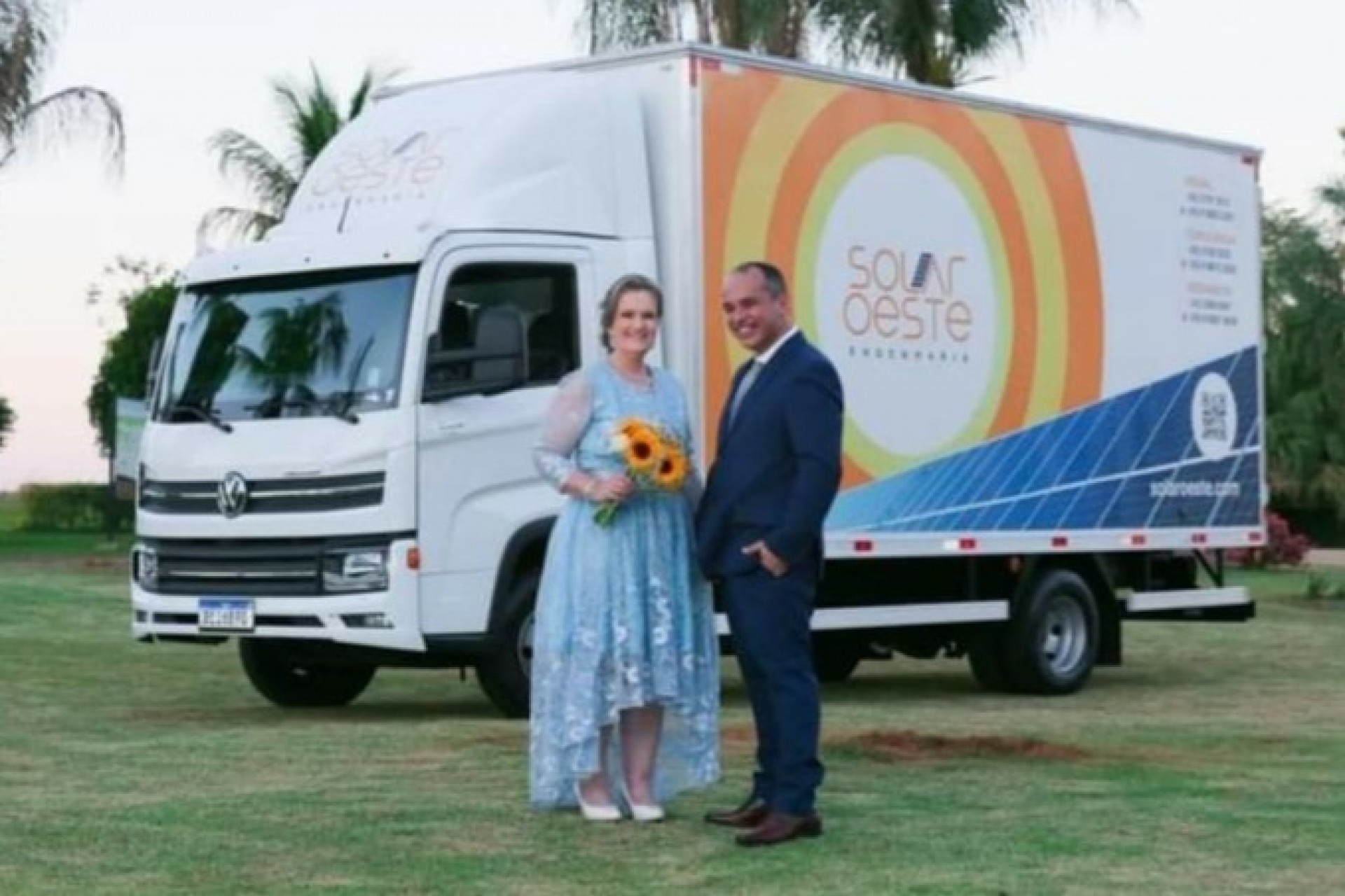 Noiva chega ao próprio casamento dirigindo um caminhão e viraliza