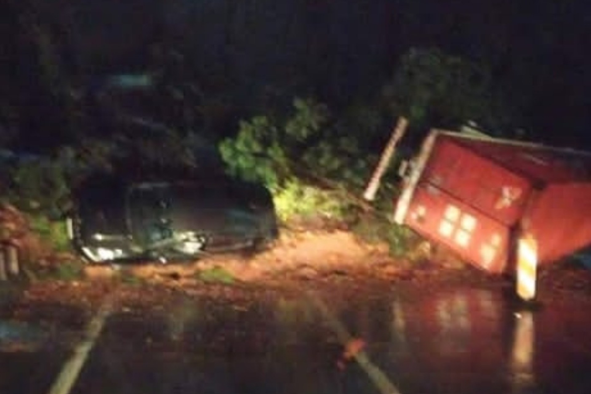 Nova queda de barreiras bloqueia totalmente BR-376 entre Paraná e Santa Catarina