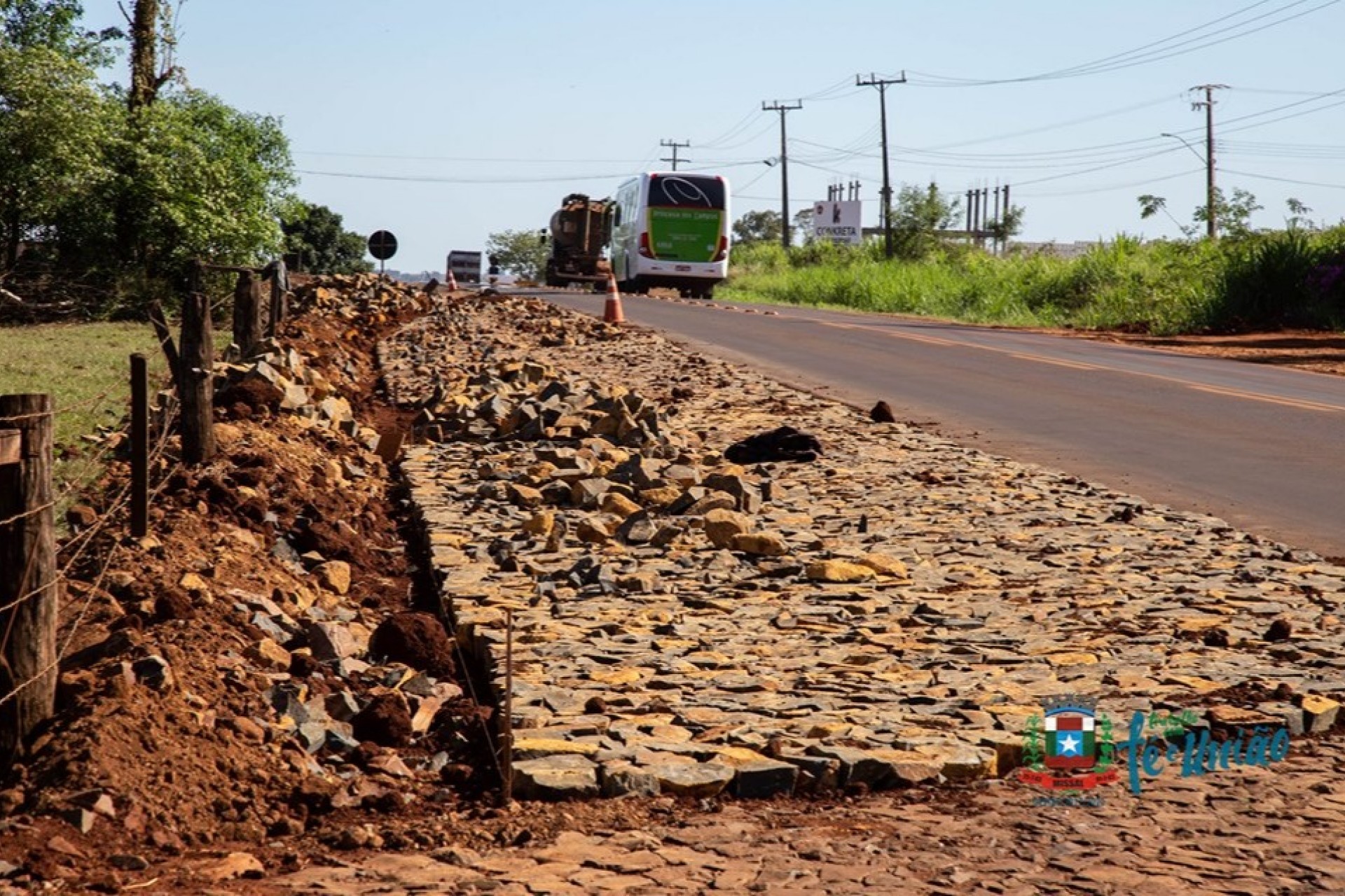 Obras do Recuo com pavimentação poliédrica no acostamento da PR 495 estão em andamento