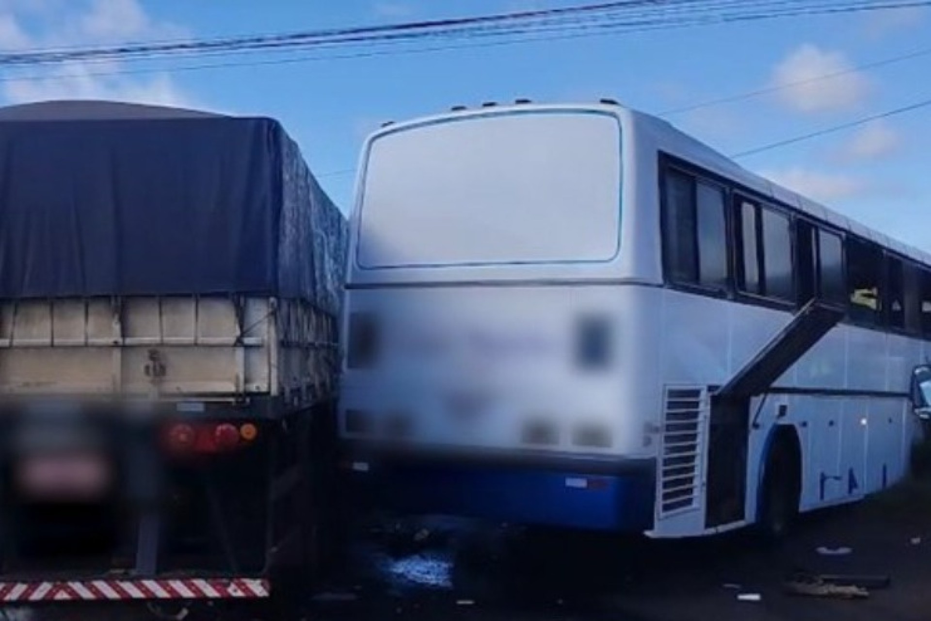 Ônibus com 36 passageiros é atingido por caminhão e deixa vários feridos na BR 277
