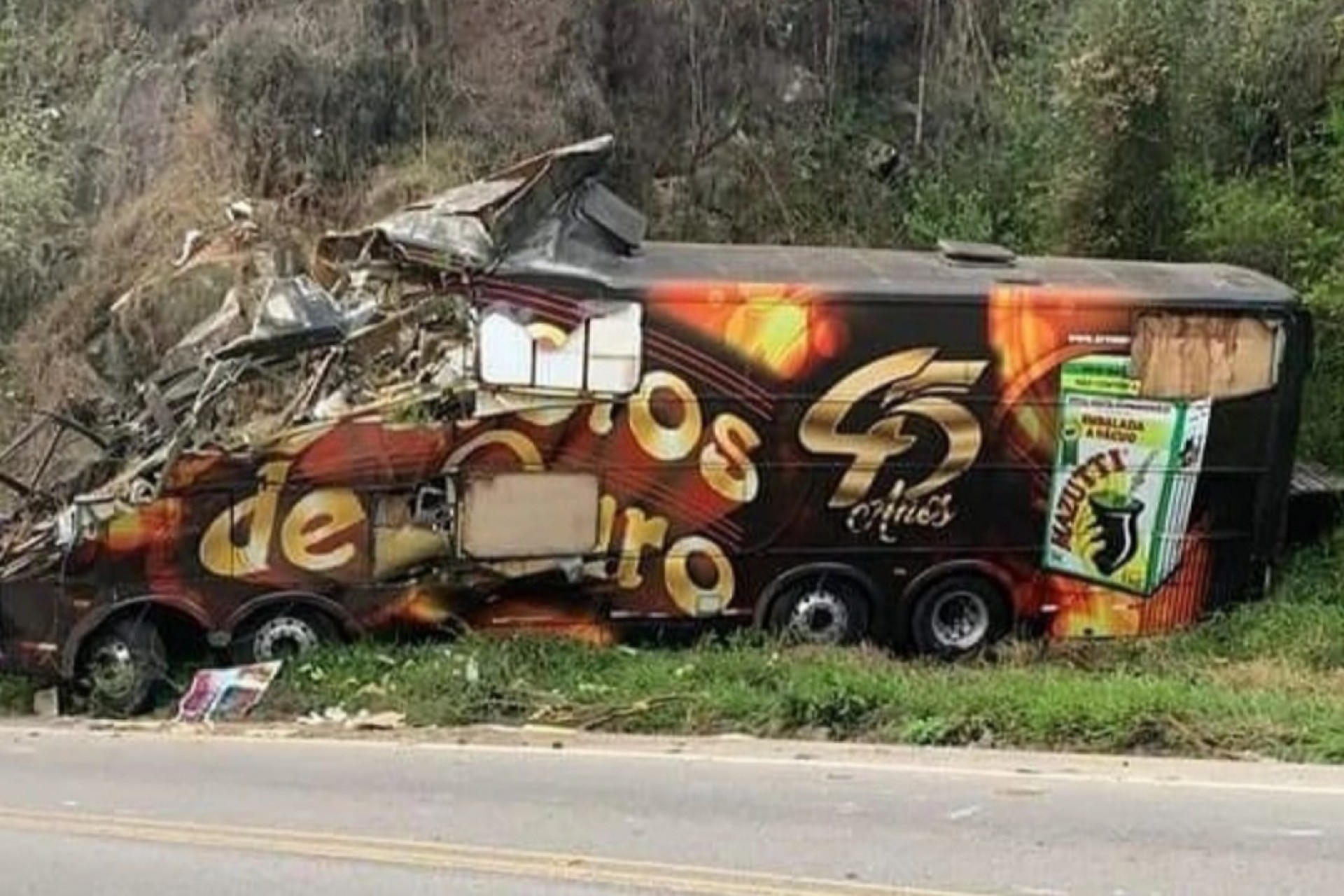 Ônibus da Banda Garotos de Ouro bate contra paredão e vocalista, Airton Machado, morre