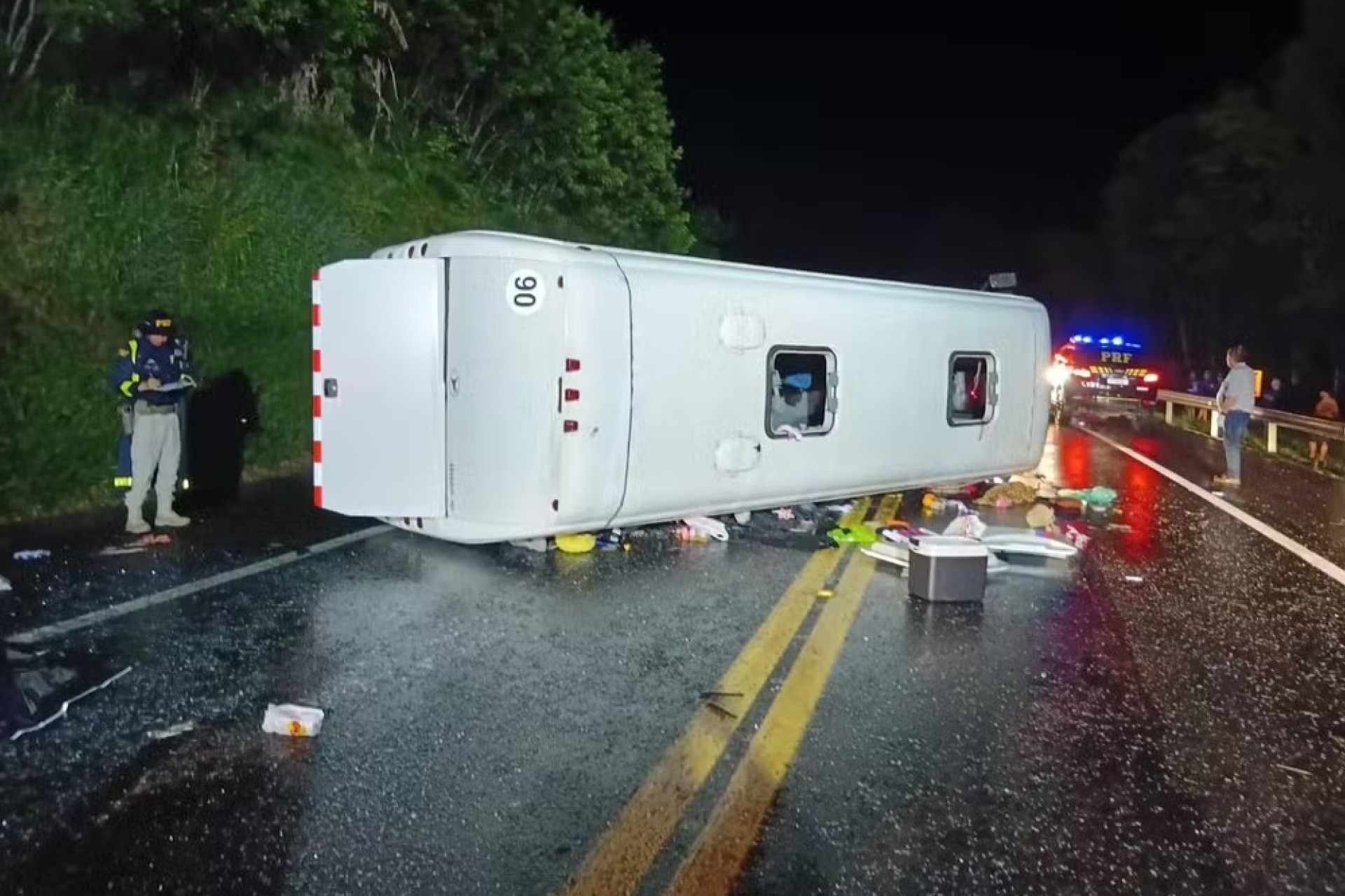 Ônibus que ia do litoral de SC ao Paraguai tomba na BR-277 e deixa vítimas