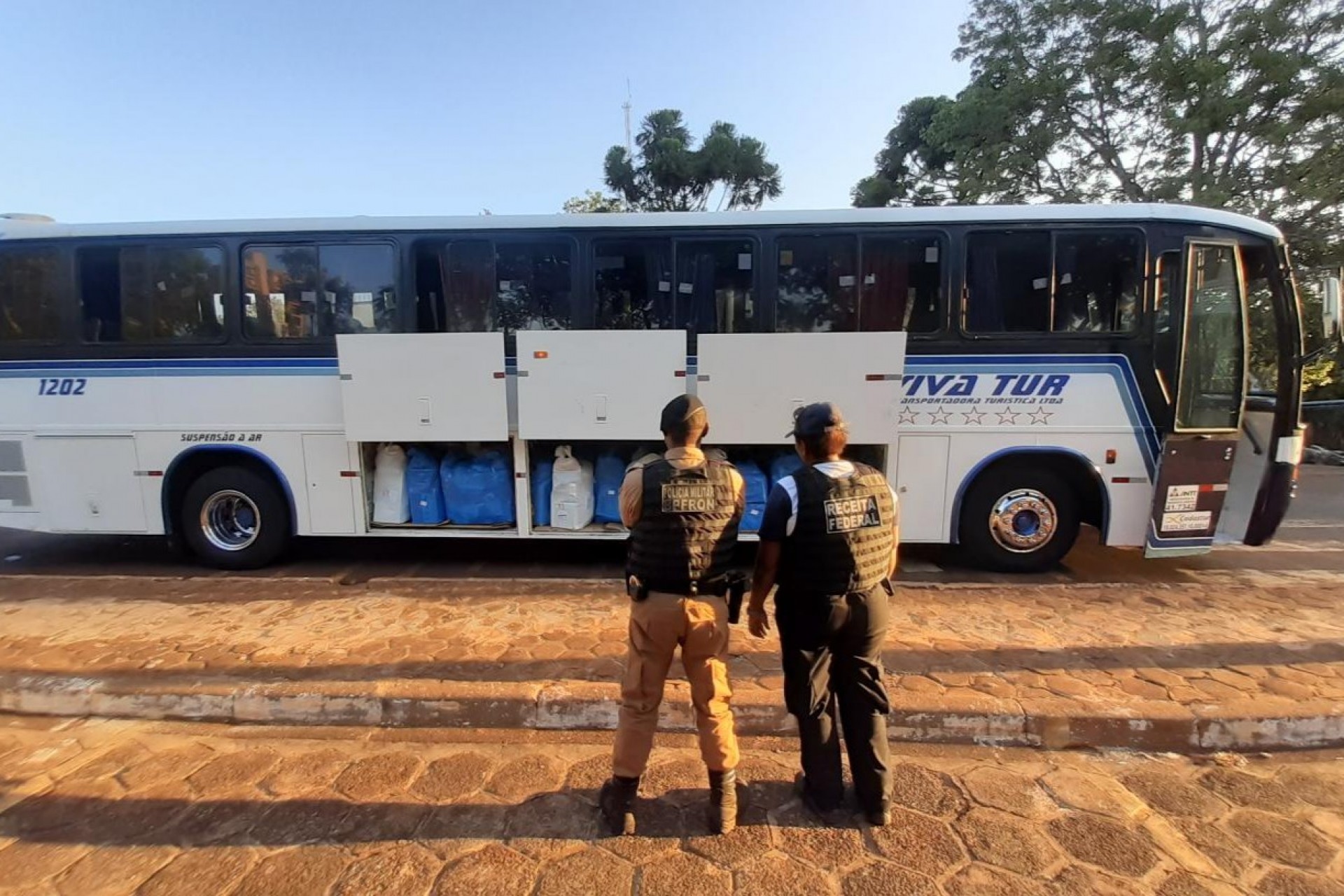 Operação Hórus realiza apreensão de Dois ônibus produtos contrabandeados do Paraguai em Medianeira