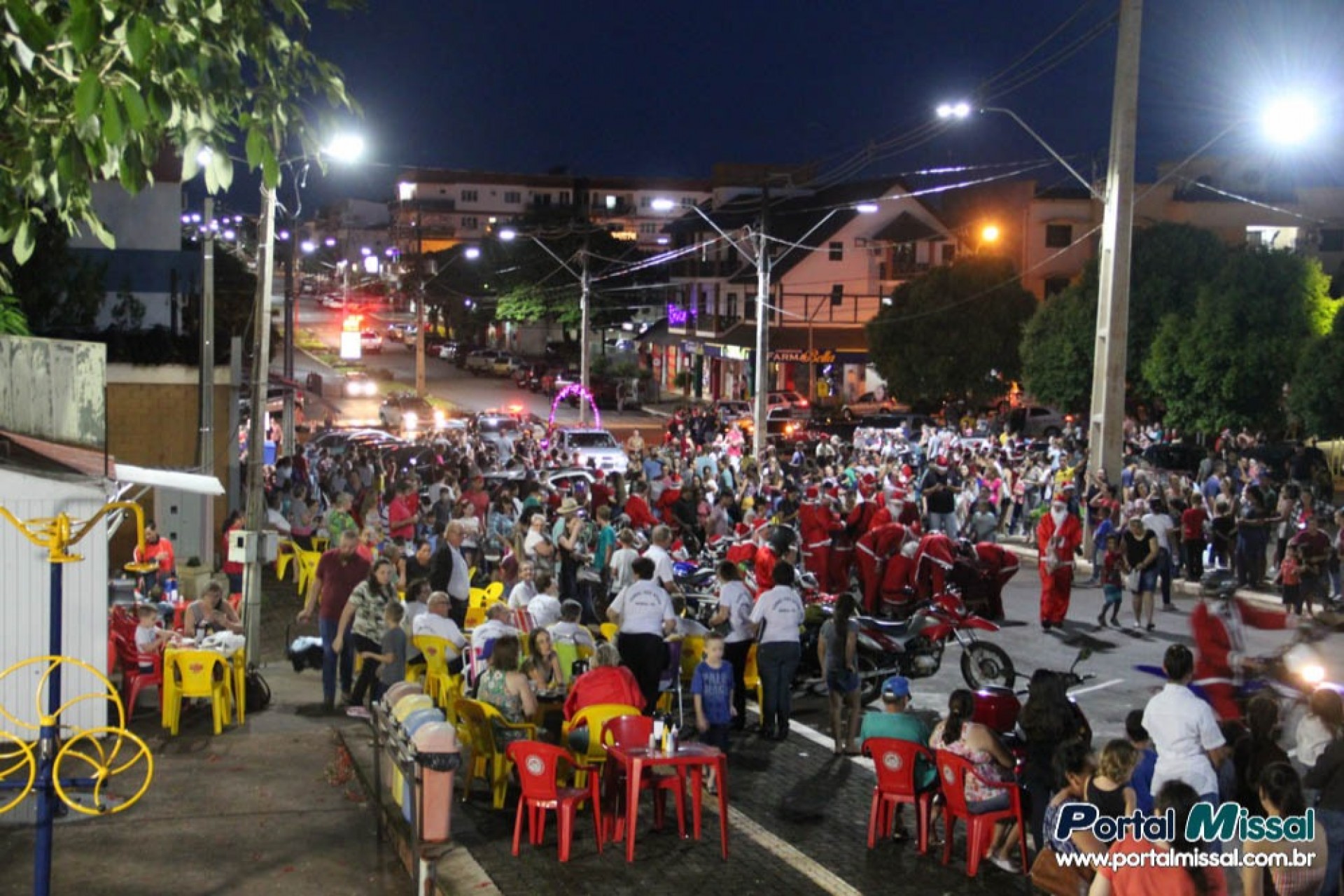 Os Papais Noéis invadiram Missal na noite de ontem