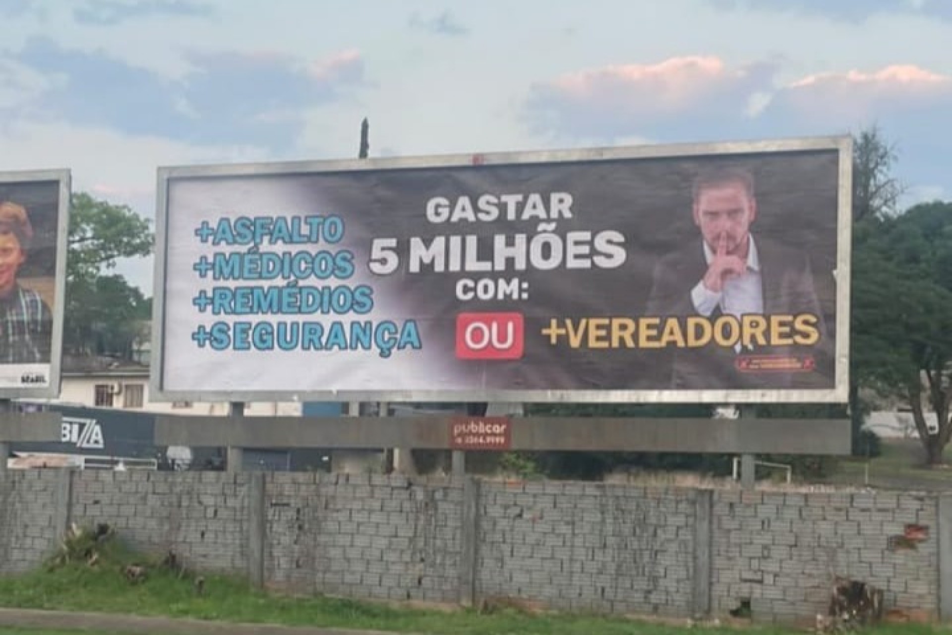 Outdoors contra o projeto que prevê o aumento do número de vereadores em Medianeira geram polêmica