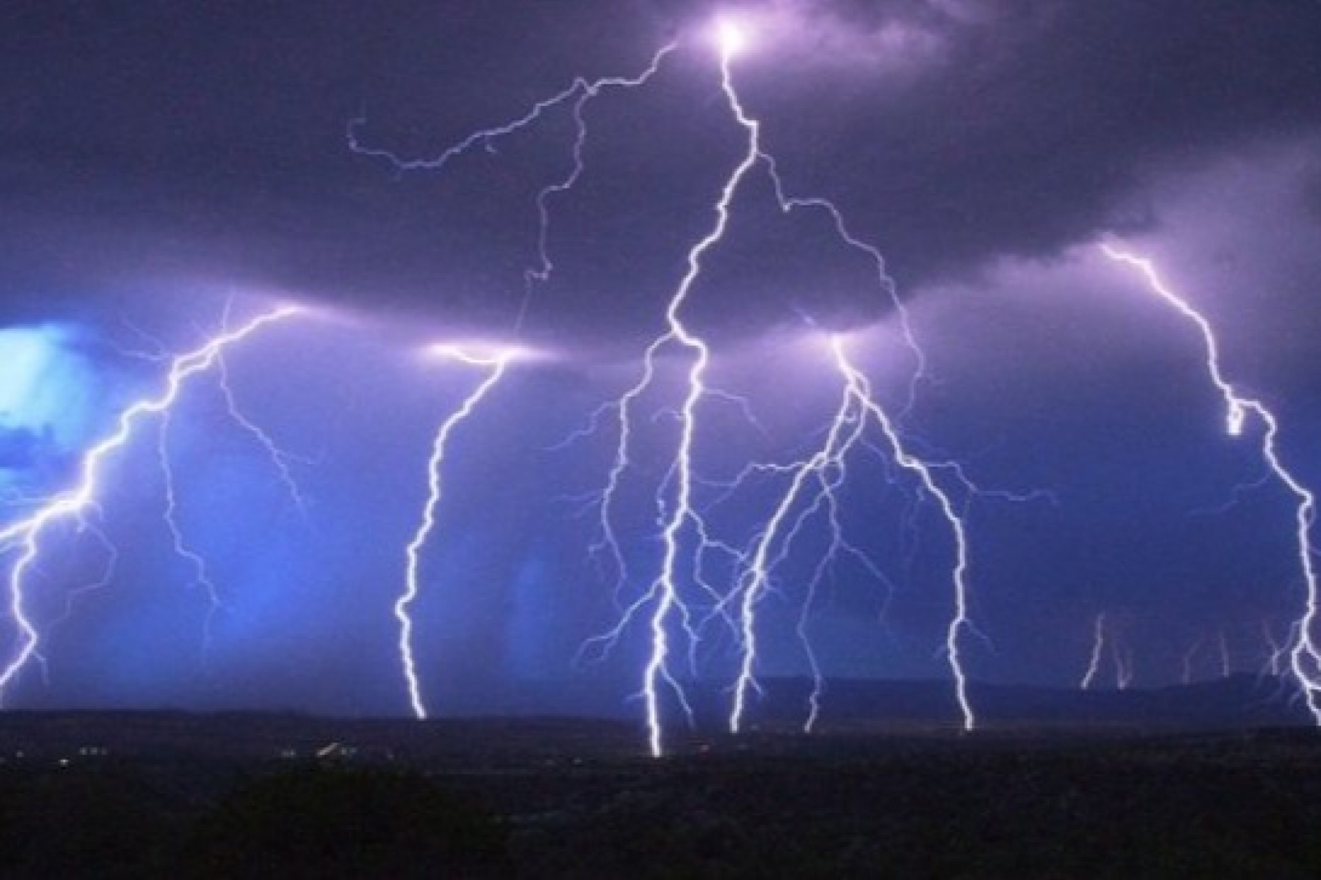 Paraná deve ter chuva de granizo e ventos de até 100 km/h nesta terça-feira (9)