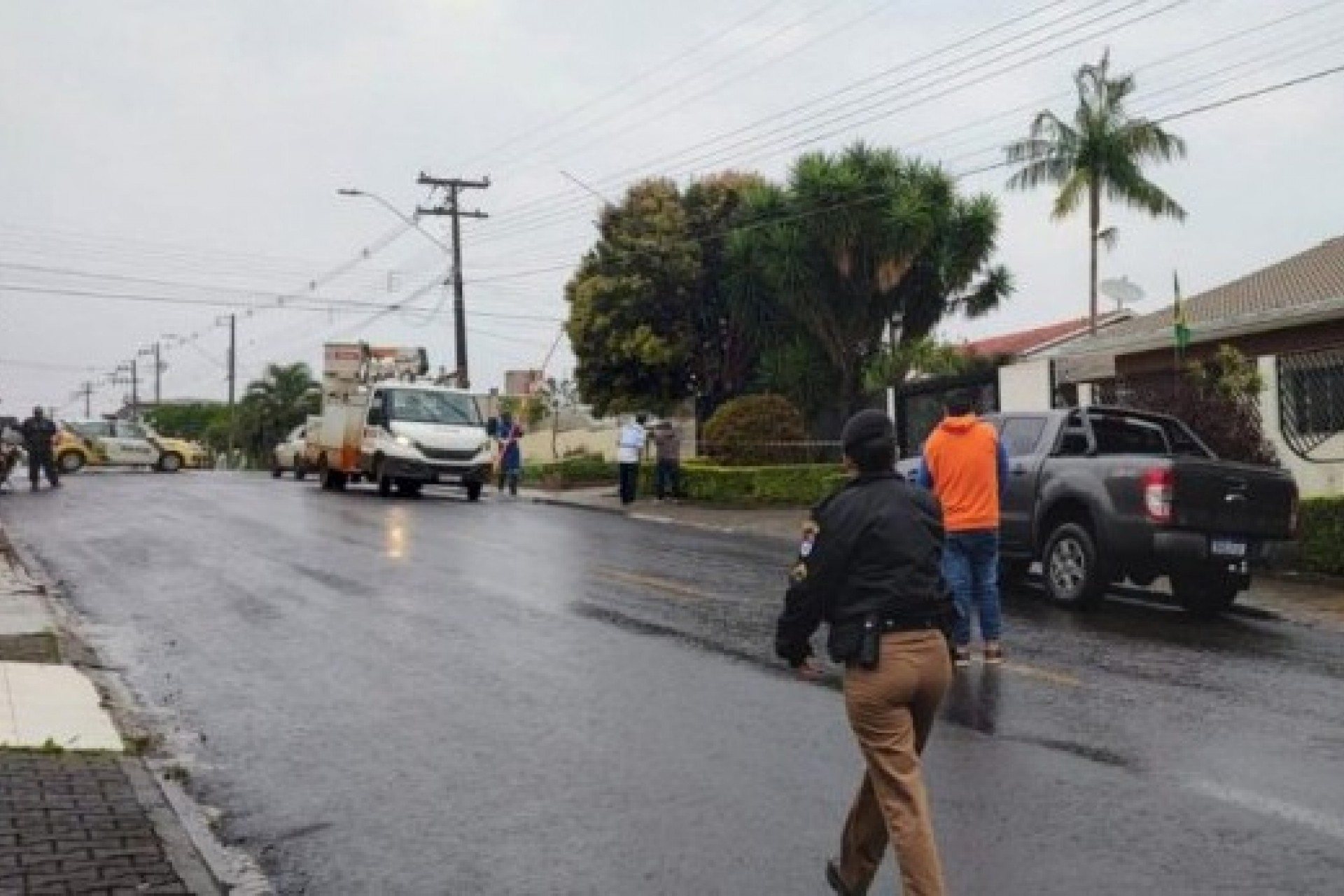 Paraná: Homem morre eletrocutado ao tentar pendurar bandeira do Brasil