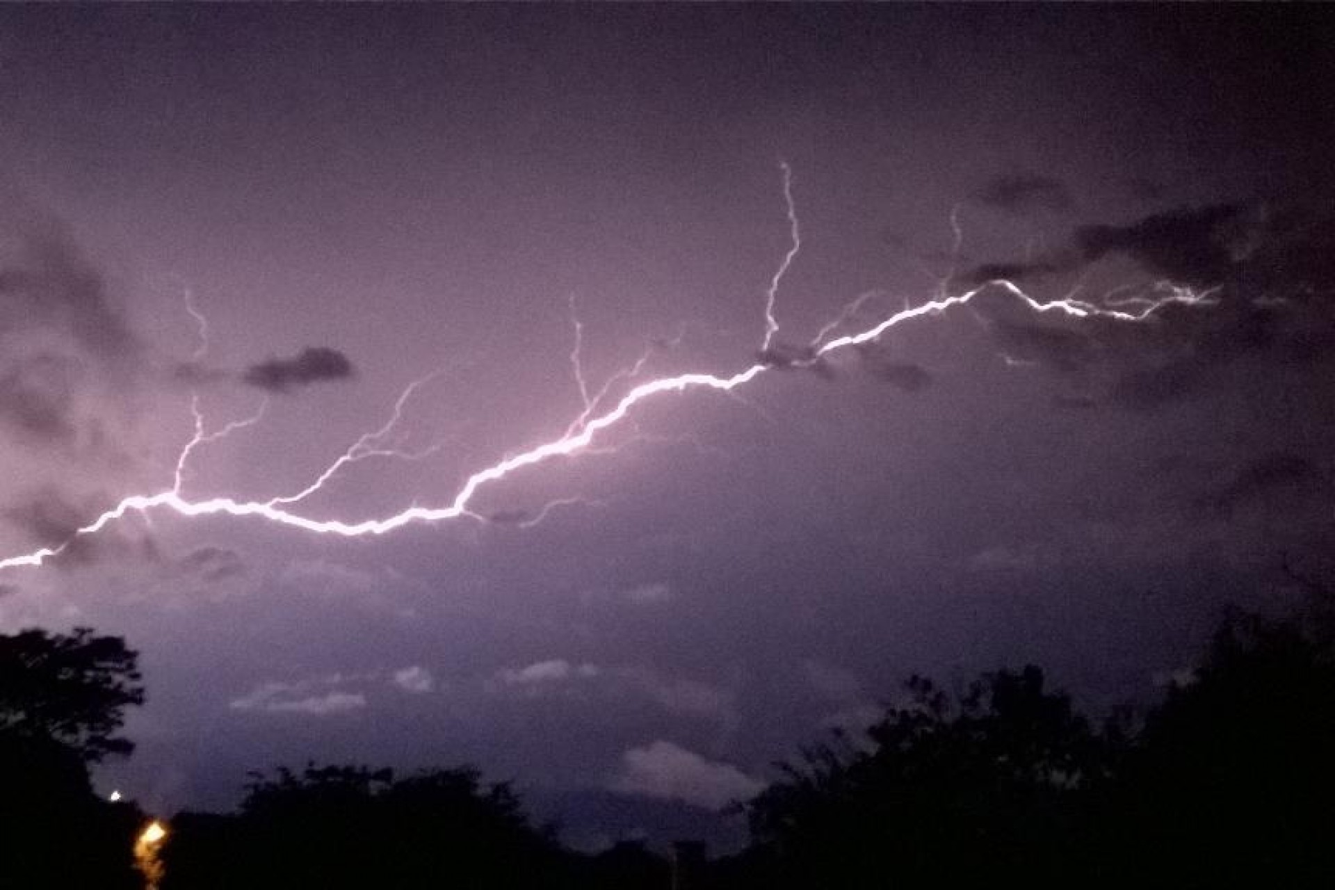 Paraná pode ter tempestades e ventos de até 80 km/h nesta terça-feira