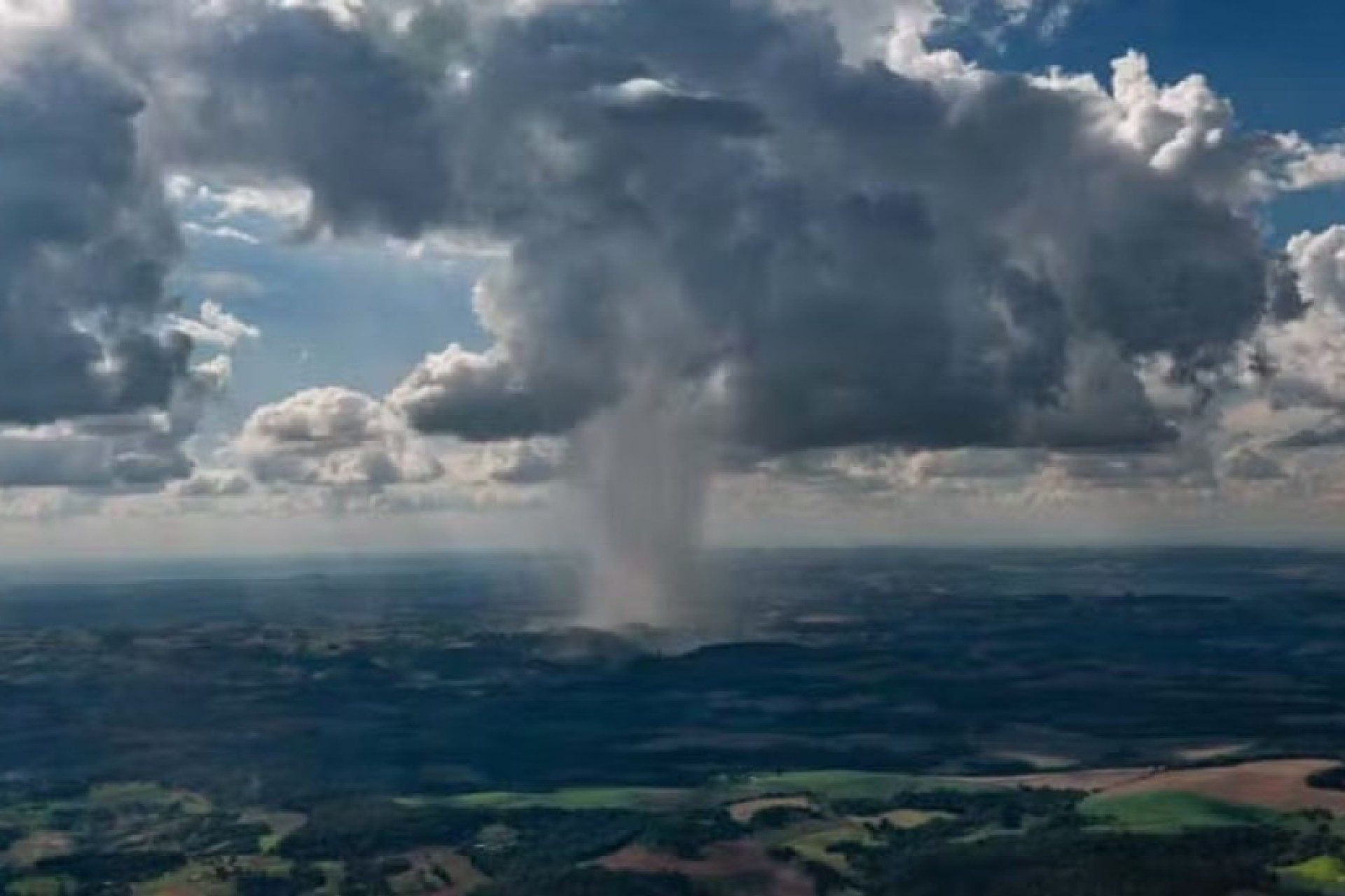 Paraná tem cidades sob alerta vermelho de grande perigo para tempestade, com ventos de até 100 km/h