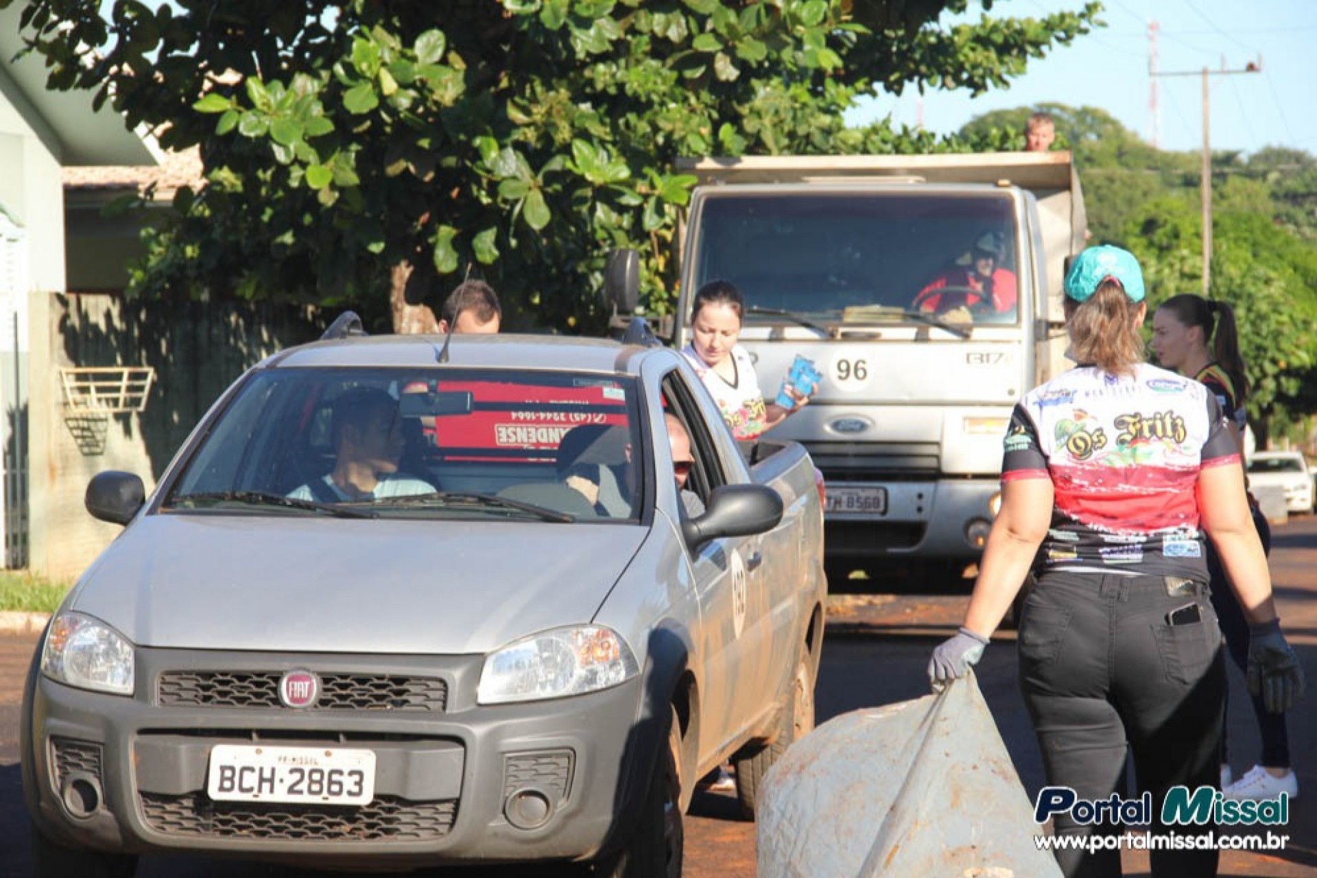 Participantes do Arrastão contra a dengue em Missal comemoram o material recolhido com a ação