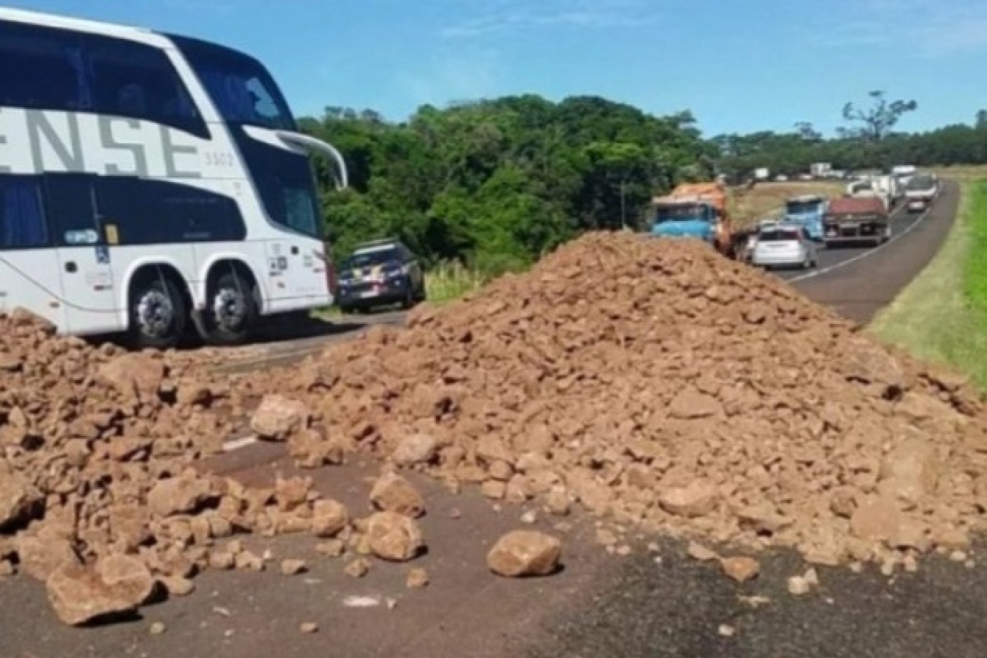 Pedras são colocadas sobre parte da BR 277 em Céu Azul