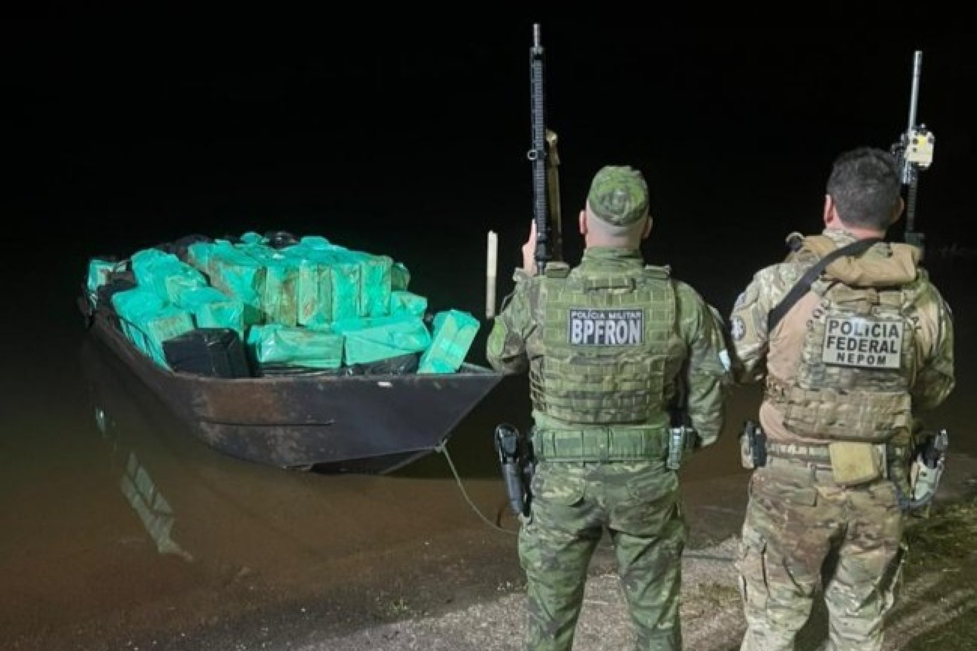 PF com apoio da PM E Polícia Civil apreende embarcação com cigarros contrabandeados em Missal