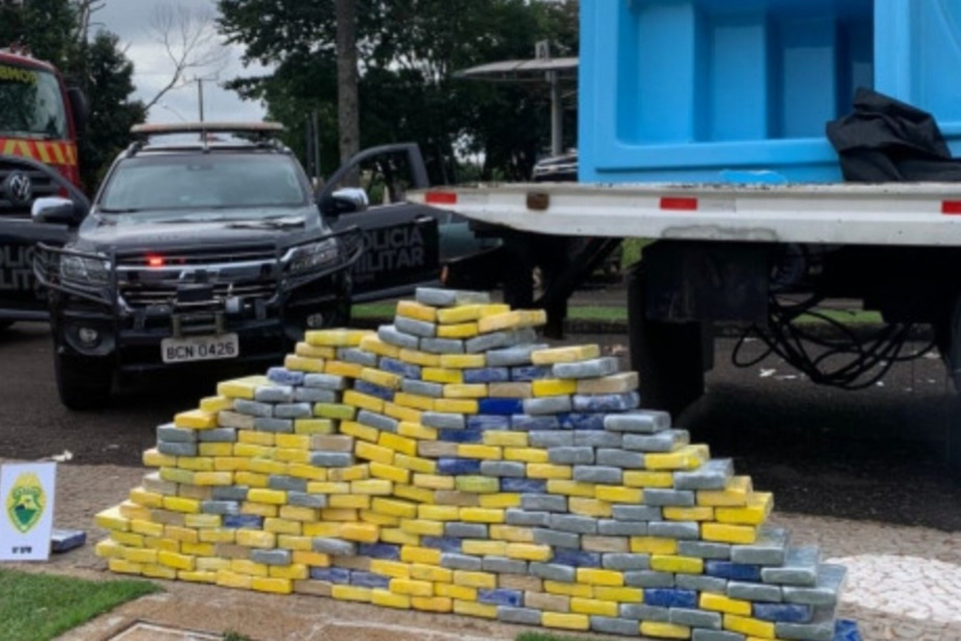 PF e PM apreendem 470 kg de cocaína em fundo falso de piscinas em Medianeira e Foz