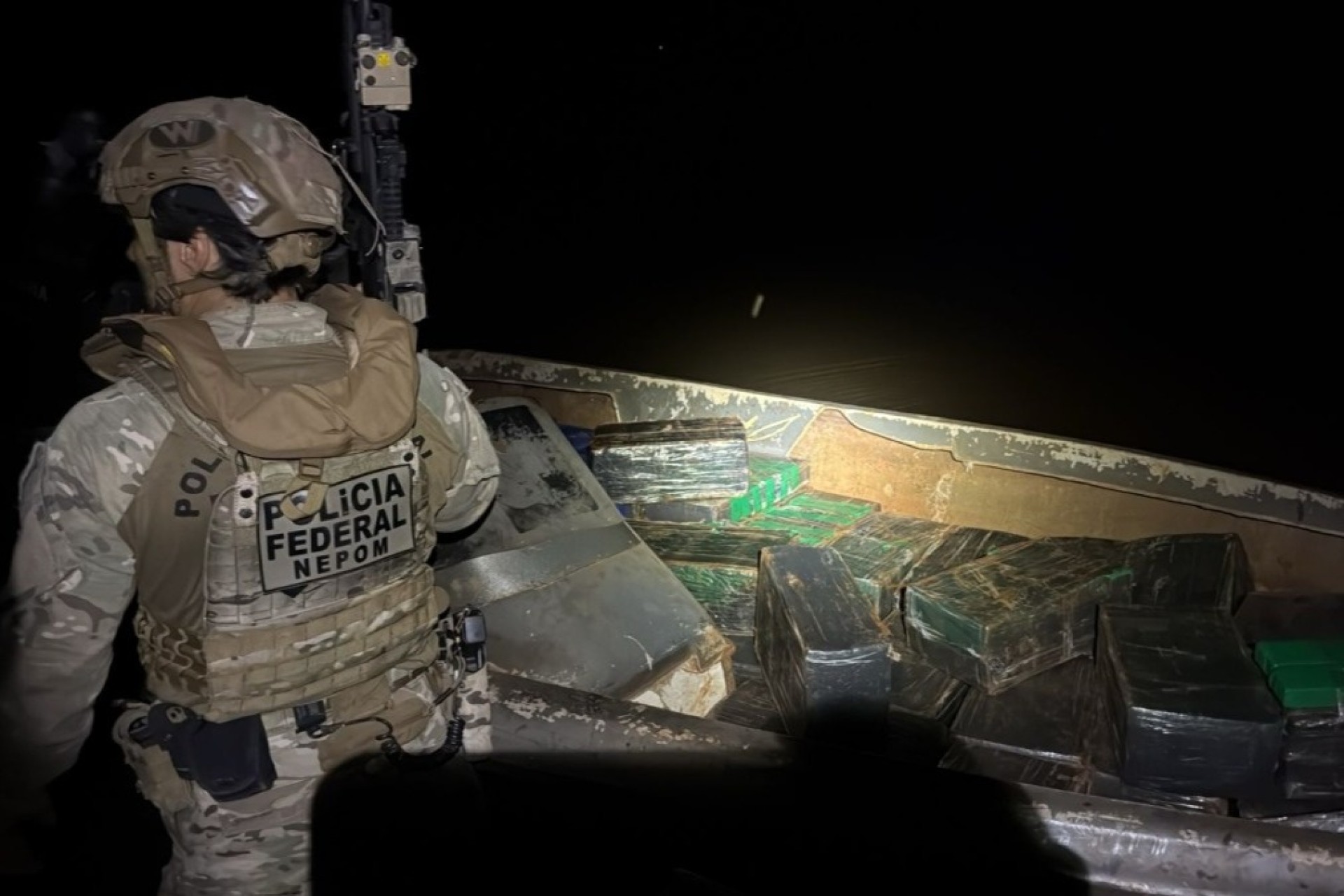 PF e PM apreendem quase uma tonelada de maconha no lago de Itaipu