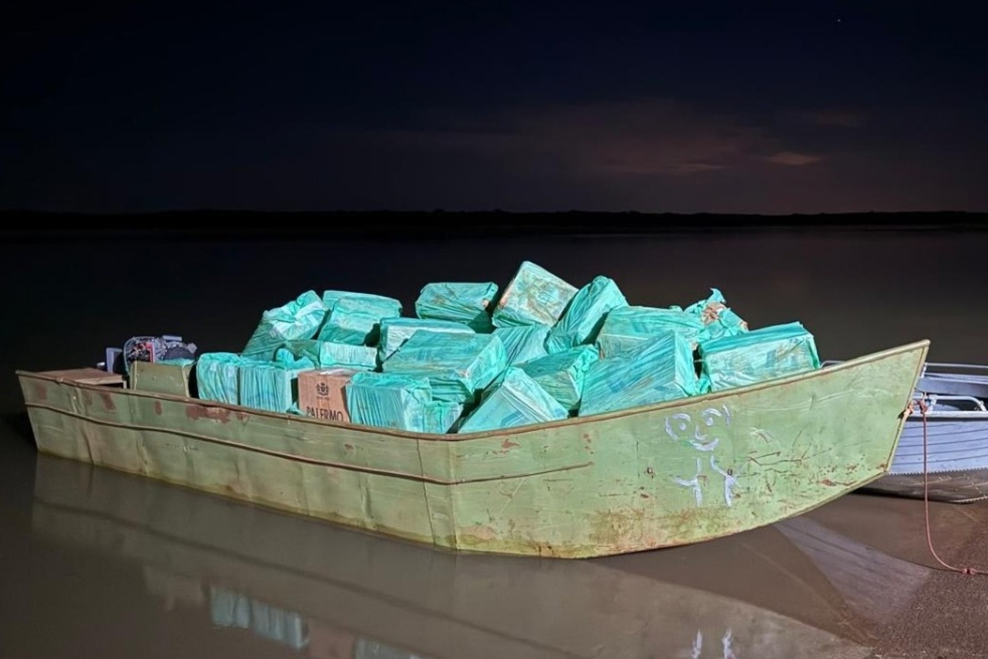 PF e Polícia Militar Apreendem Embarcação com 60 Mil Maços de Cigarros no Lago de Itaipu, em Missal