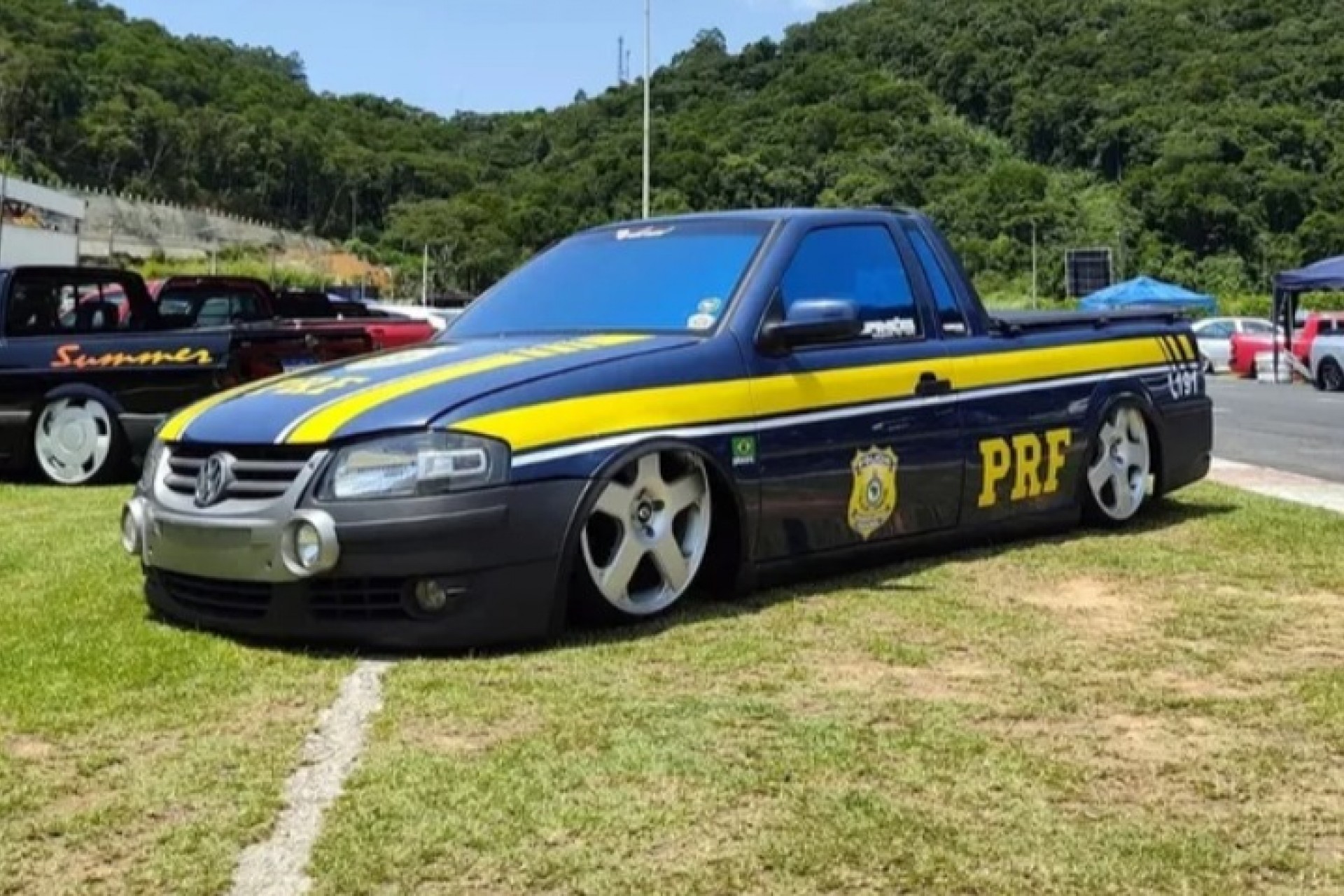 Picape caracterizada como viatura da Polícia Rodoviária Federal é apreendida em Balneário Camboriú