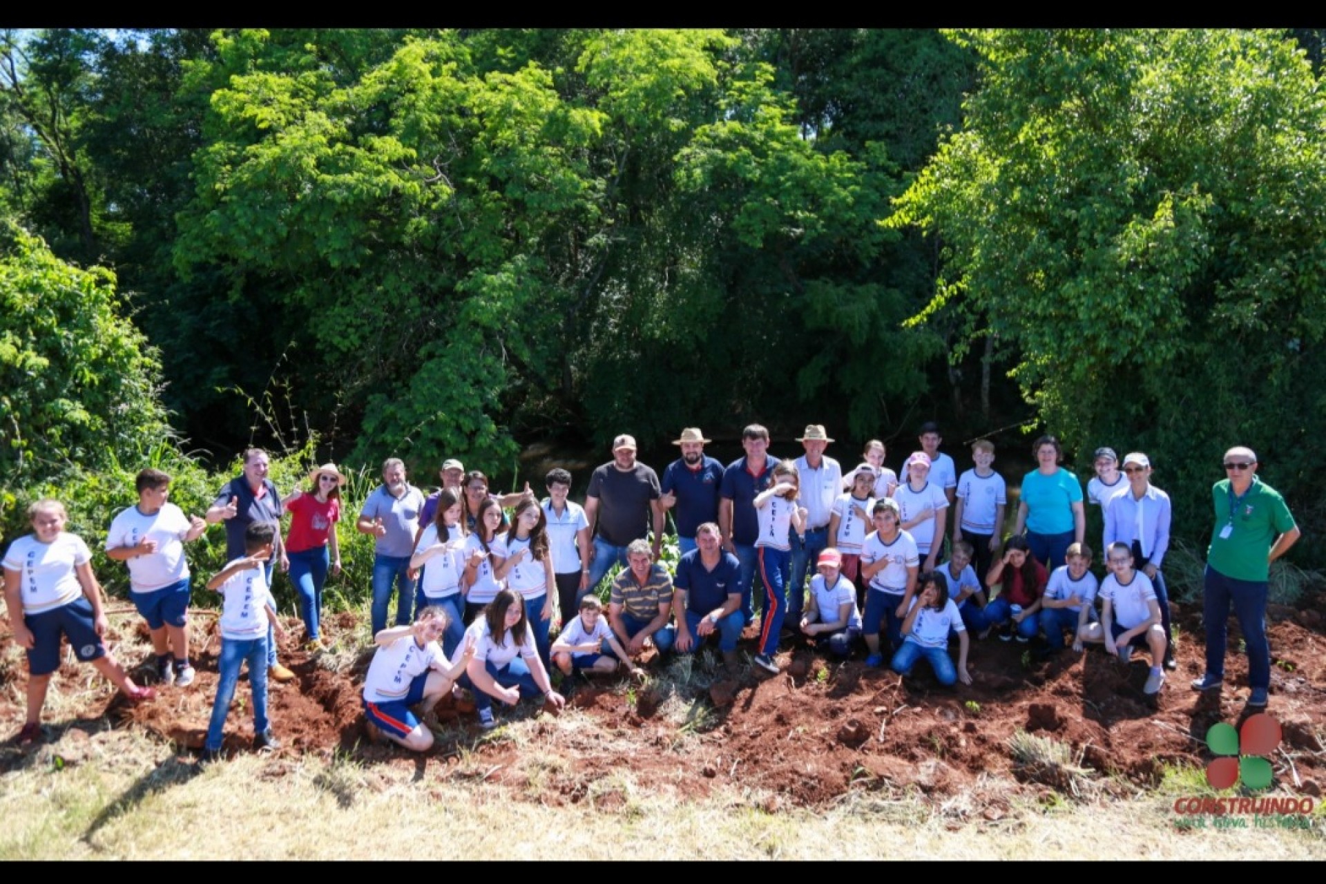 Plantio de Árvores na encosta do Rio São Vicente em Missal marca a celebração do Dia do Rio