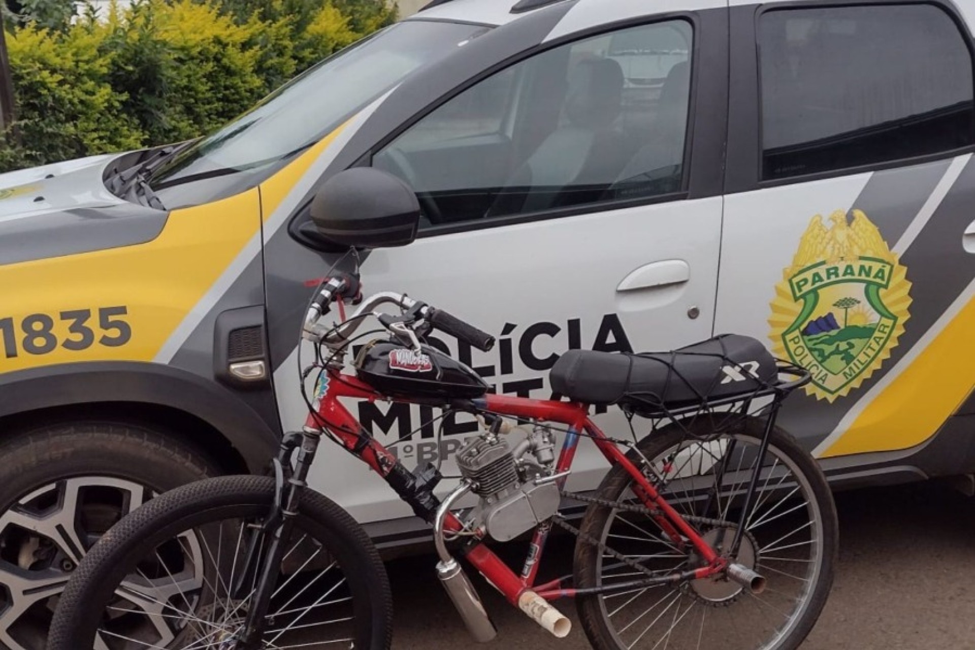 PM apreende ciclomotor abandonado após condutor fugir de abordagem em Missal
