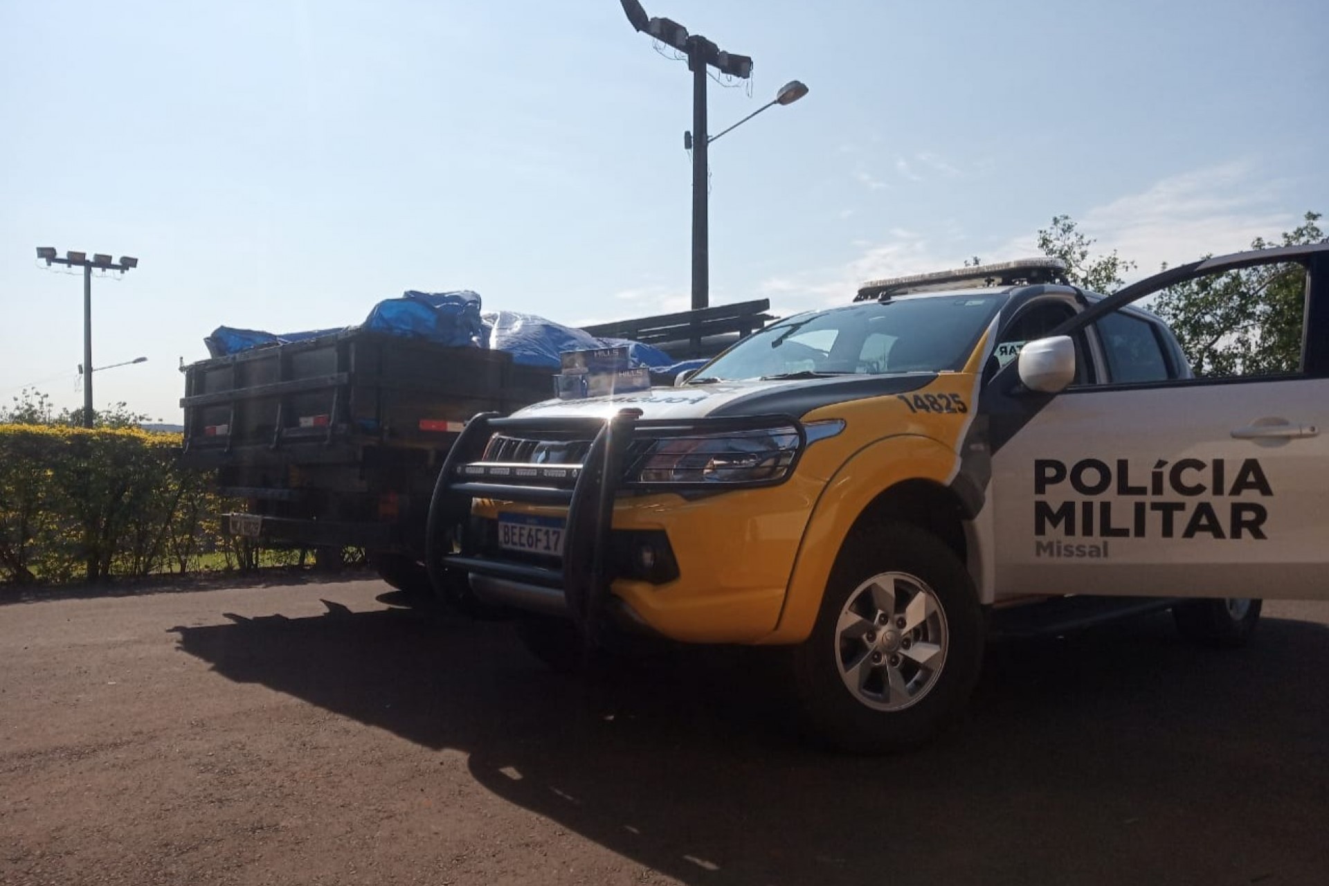 PM de Missal apreende camionete carregada com cigarros e detém condutor