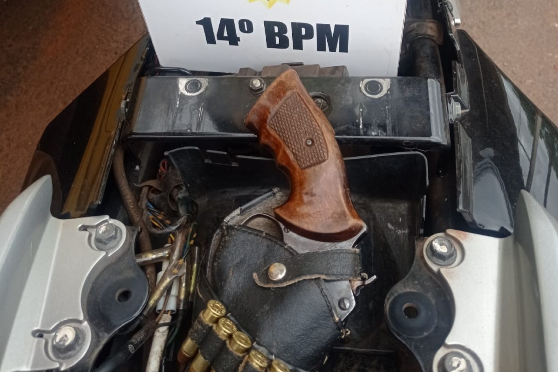 PM de Missal prende homem com revólver escondido de baixo do banco de motocicleta