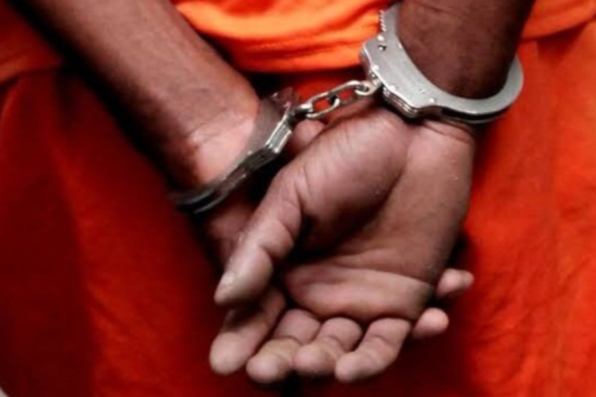 PM detém indivíduo com mandados de prisão durante atendimento a ocorrência em bar na PR 495