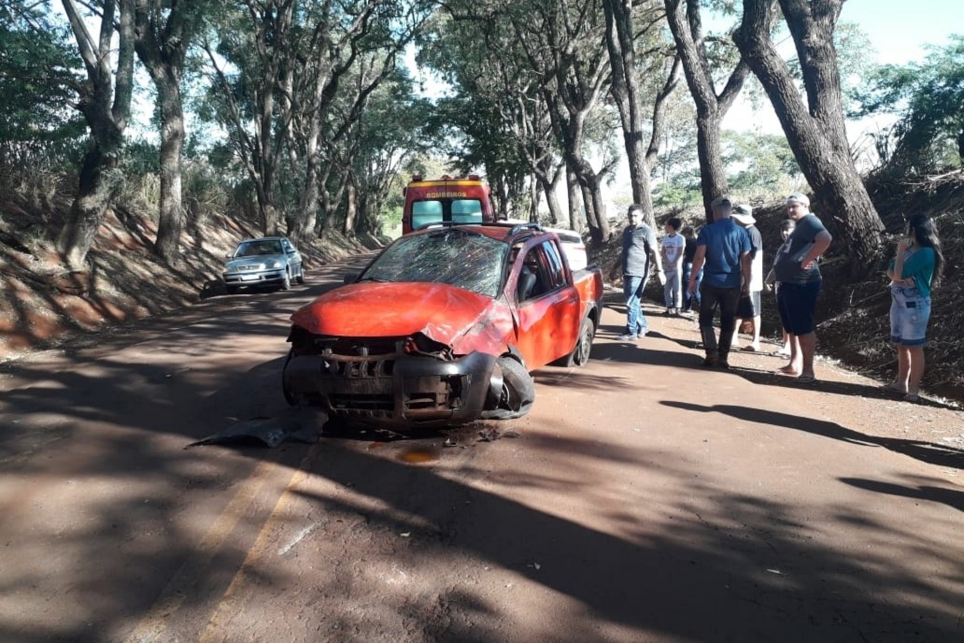 Pneu estoura e veículo capota na PR 497