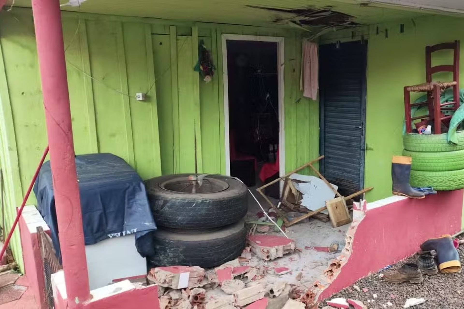 Pneus se soltam de caminhão, invadem varanda de casa, e por pouco não atingem morador no Paraná