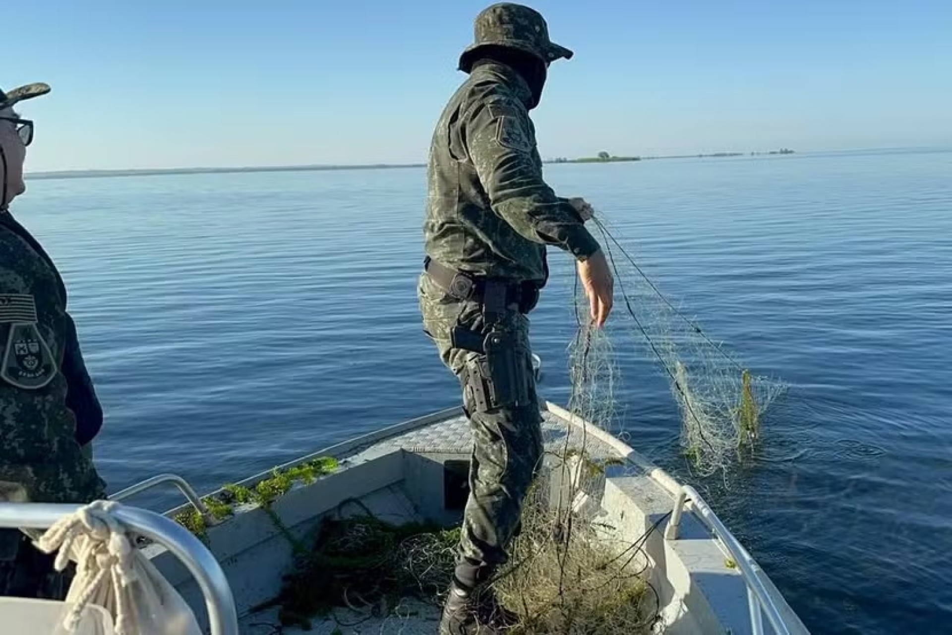 Polícia Ambiental apreende mais de 2 km de redes de pesca no Rio Paraná