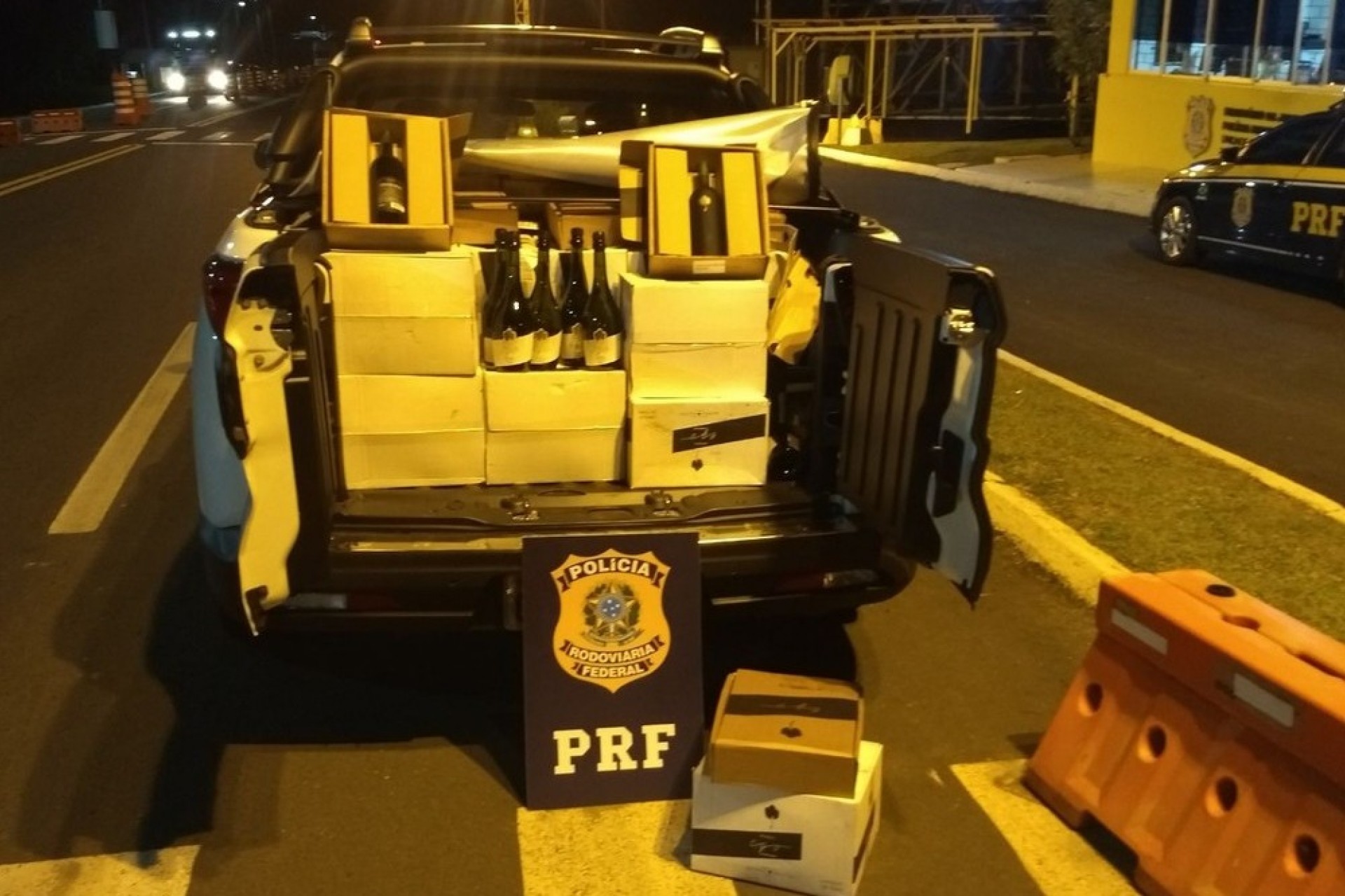 Polícia apreende 440 garrafas de vinho argentino que eram transportadas em caminhonete na BR-277