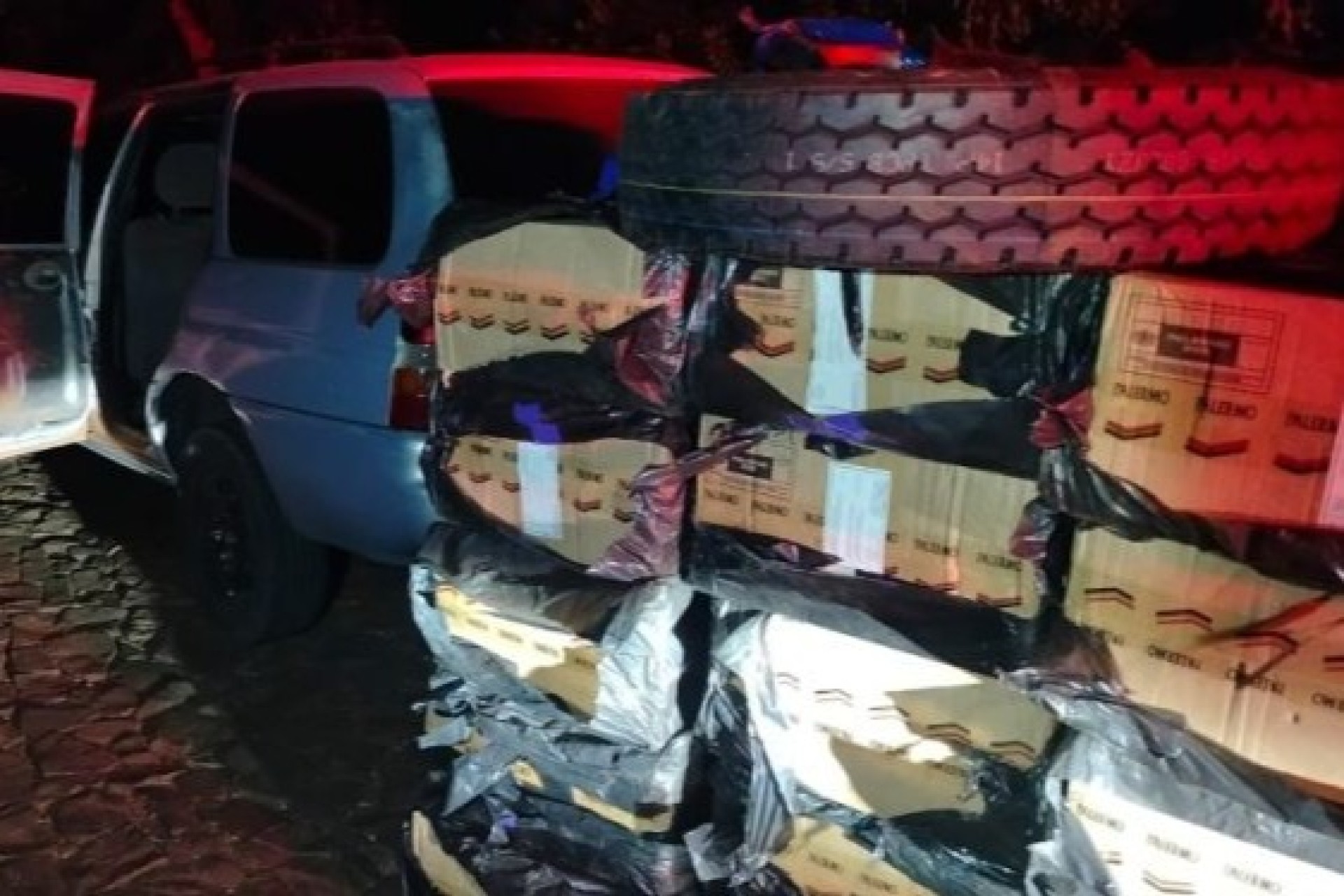 Polícia Militar apreende 15 caixas de cigarros e um veículo Ford Scort em Itaipulândia