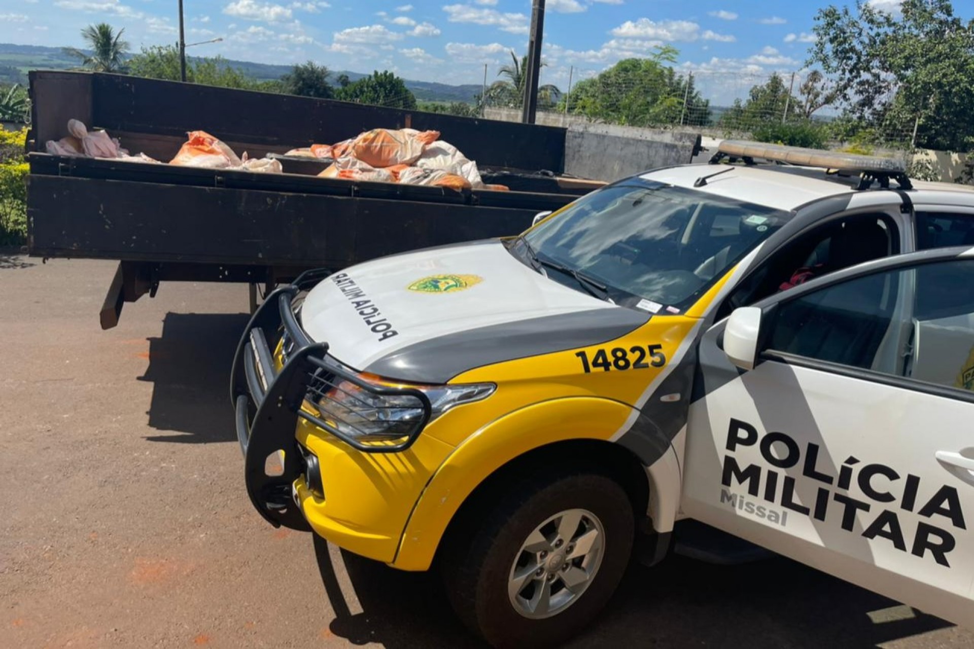 Polícia Militar de Missal apreende camionete com cigarros e prende motorista