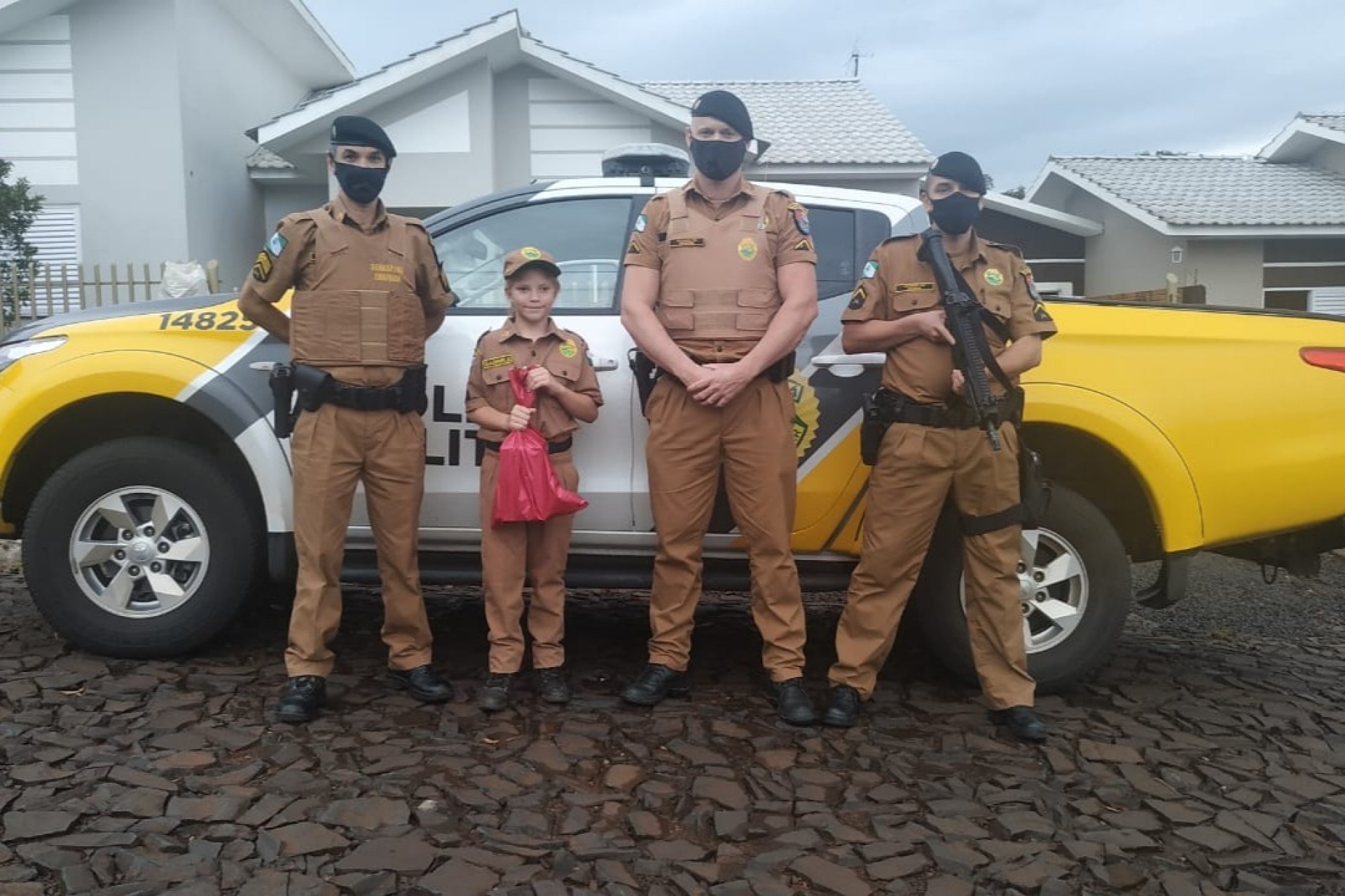 Polícia Militar de Missal presenteia fã da Polícia com farda Militar