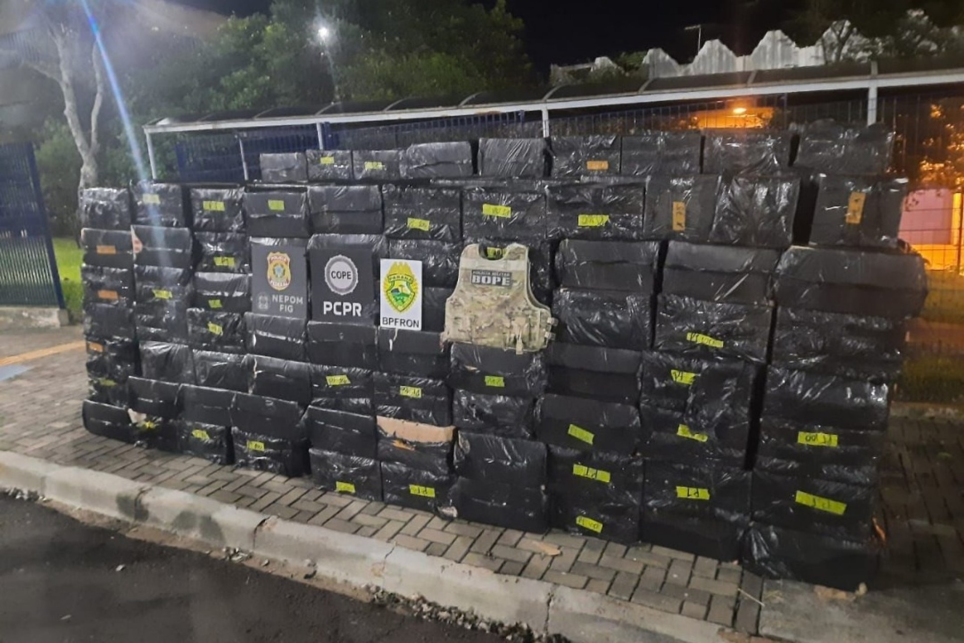 Polícia Militar e Polícia Federal apreendem 300 caixas de cigarros contrabandeados em Itaipulândia