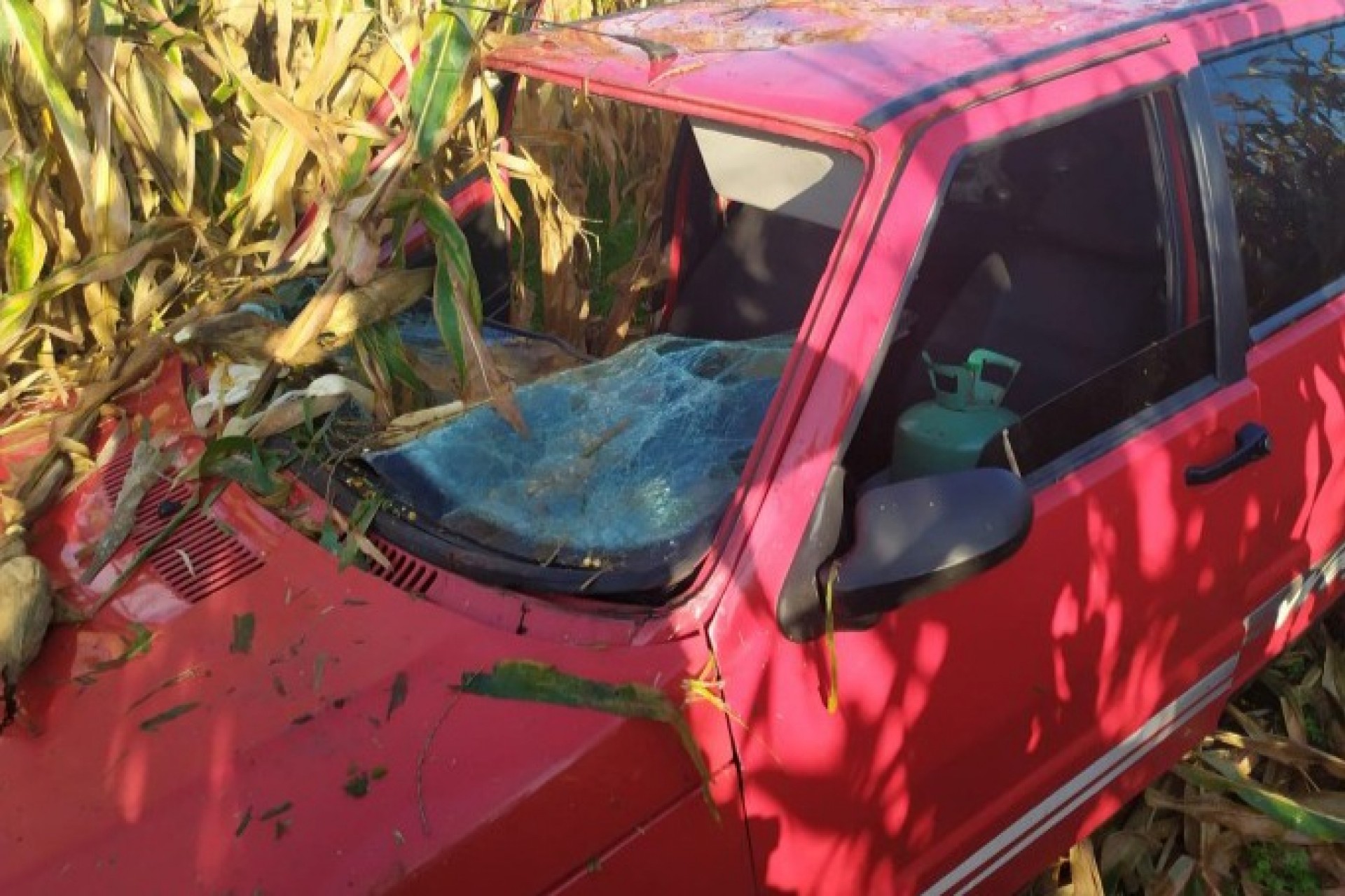 Polícia Militar recolhe veículo abandonado em Santa Helena após acidente