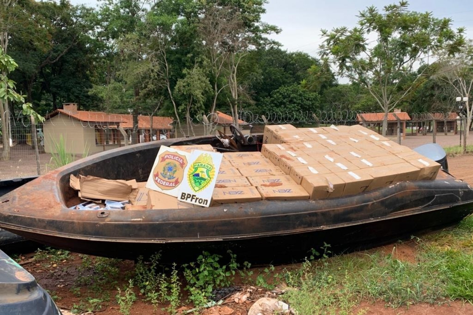 Policiais Militares apreendem F4000 e embarcação carregados com cigarros paraguaios na região