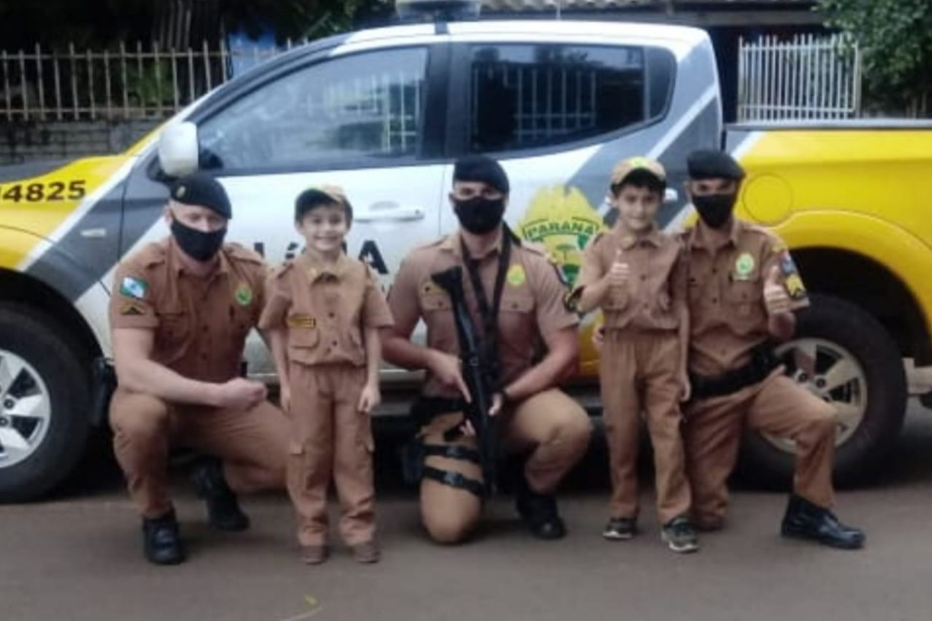Policiais militares de Missal entregam farda infantil para crianças