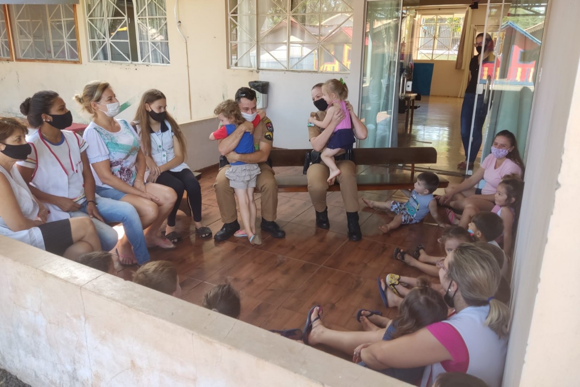 Policiais militares de Missal fazem visita a creche e entregam balas e pirulitos