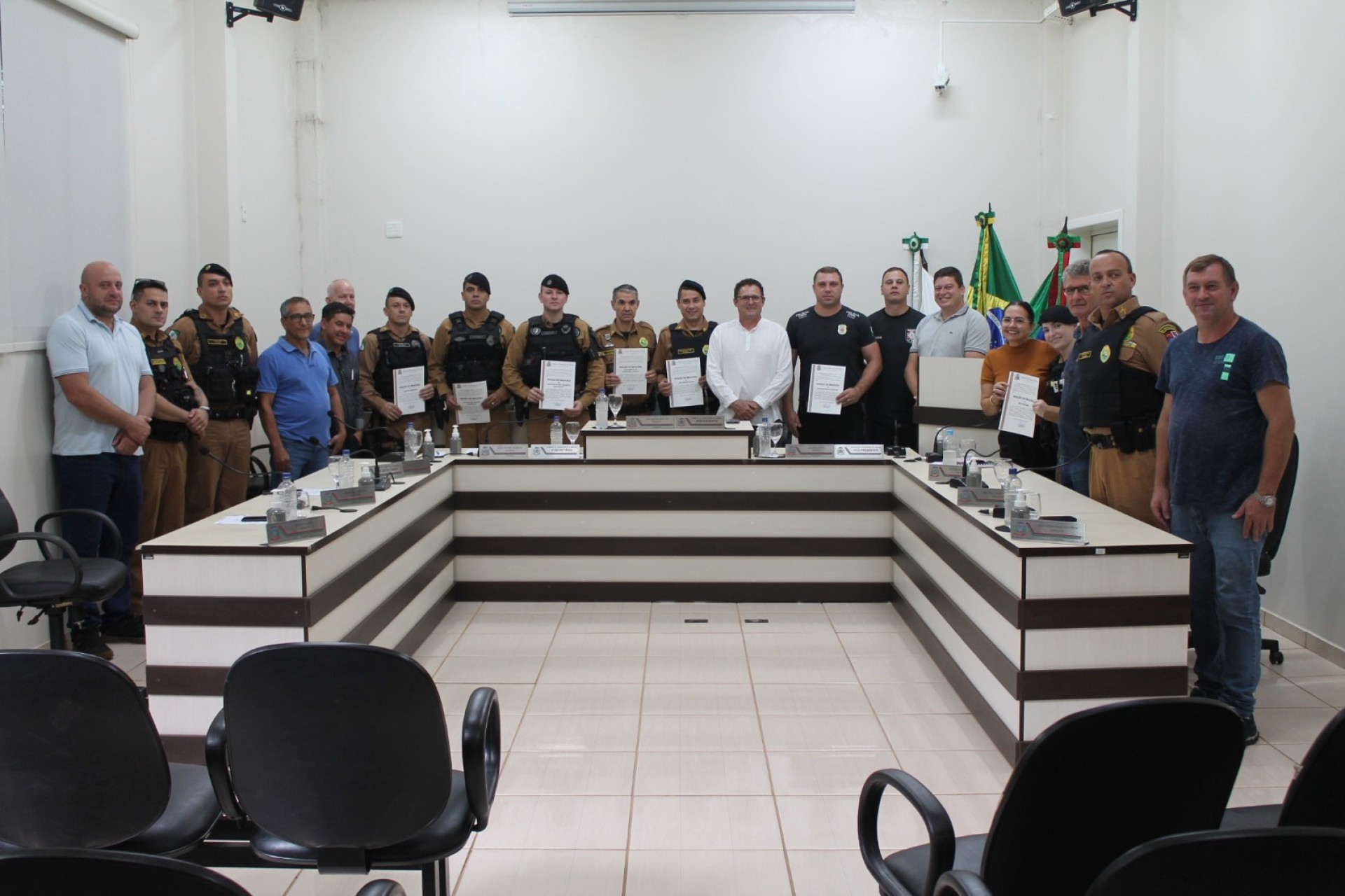 Policiais Militares, Policial Civil de Missal e Policiais da ROTAM recebem Moção de  Bravura