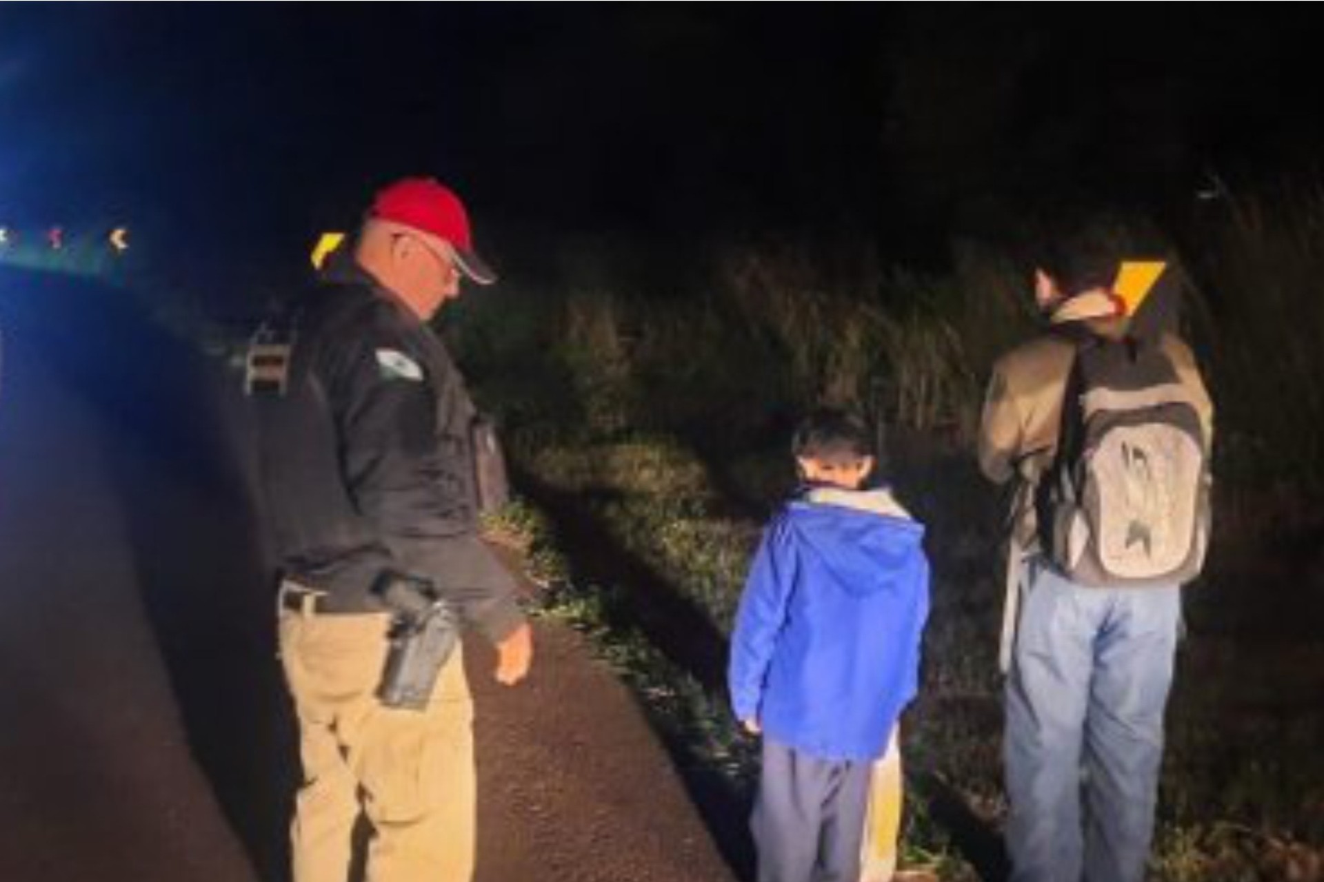 Policiais Rodoviários resgatam crianças caminhando sozinhas em rodovia durante a madrugada