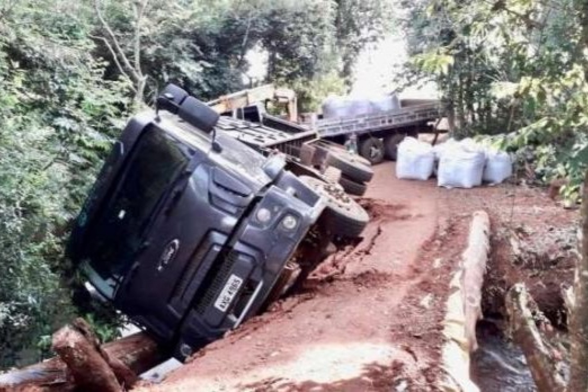 Ponte de madeira cede e caminhão fica pendurado