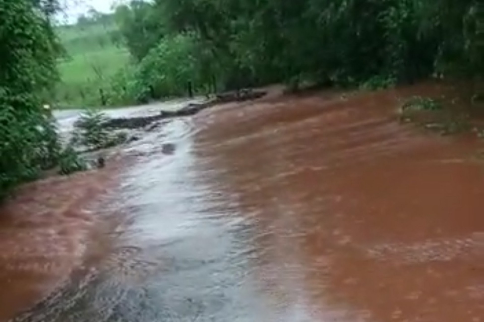 Ponte sobre o Rio Branco interdita acesso a Linha Glória no Município de Missal