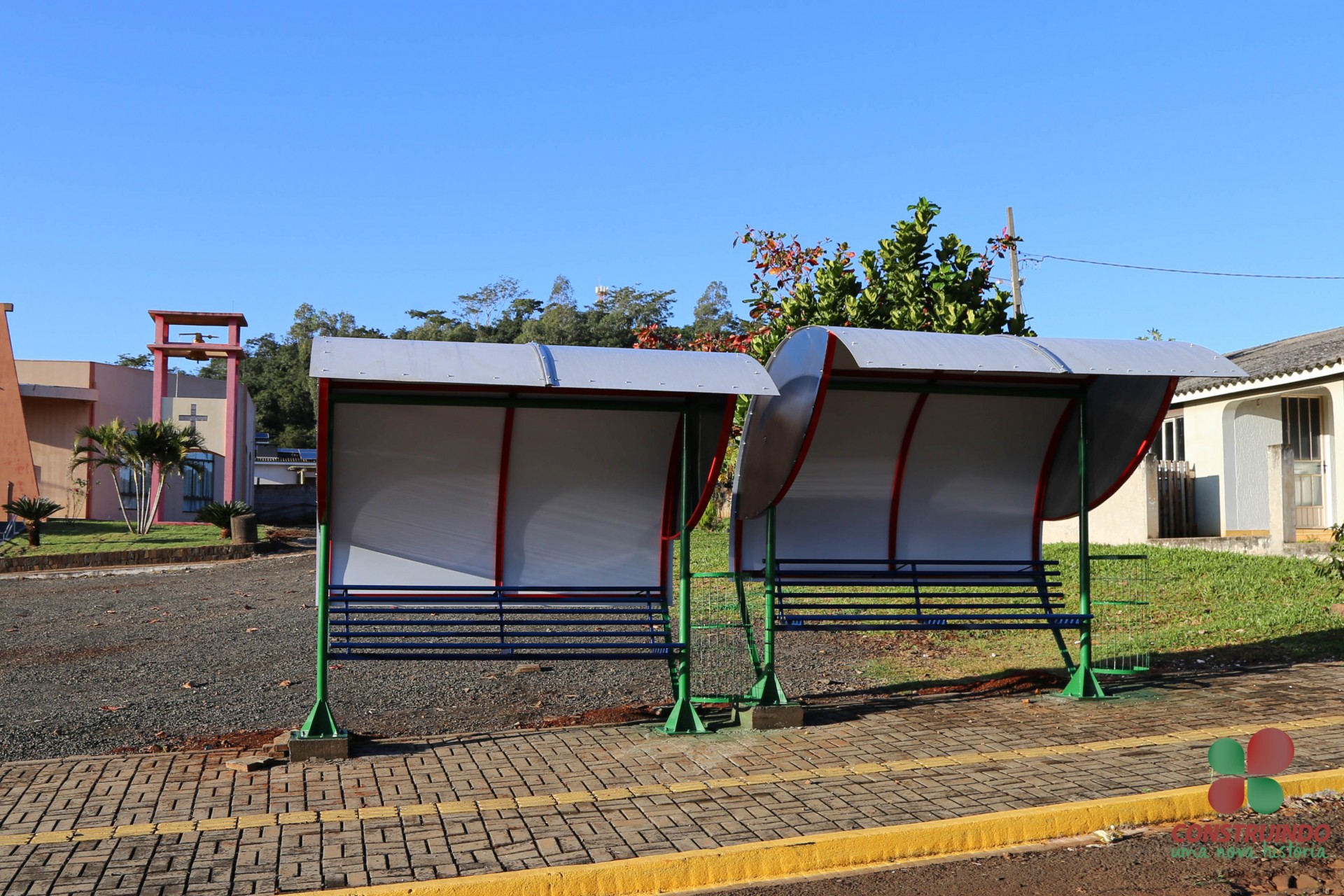 Pontos de ônibus são instalados em Missal