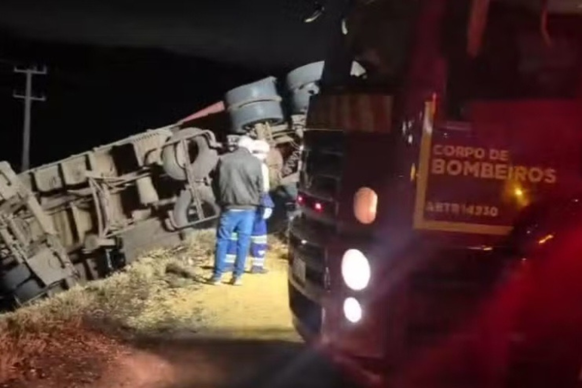 PR: Cinco pessoas da mesma família morrem após carro ser atingido por caminhão e cair em ribanceira