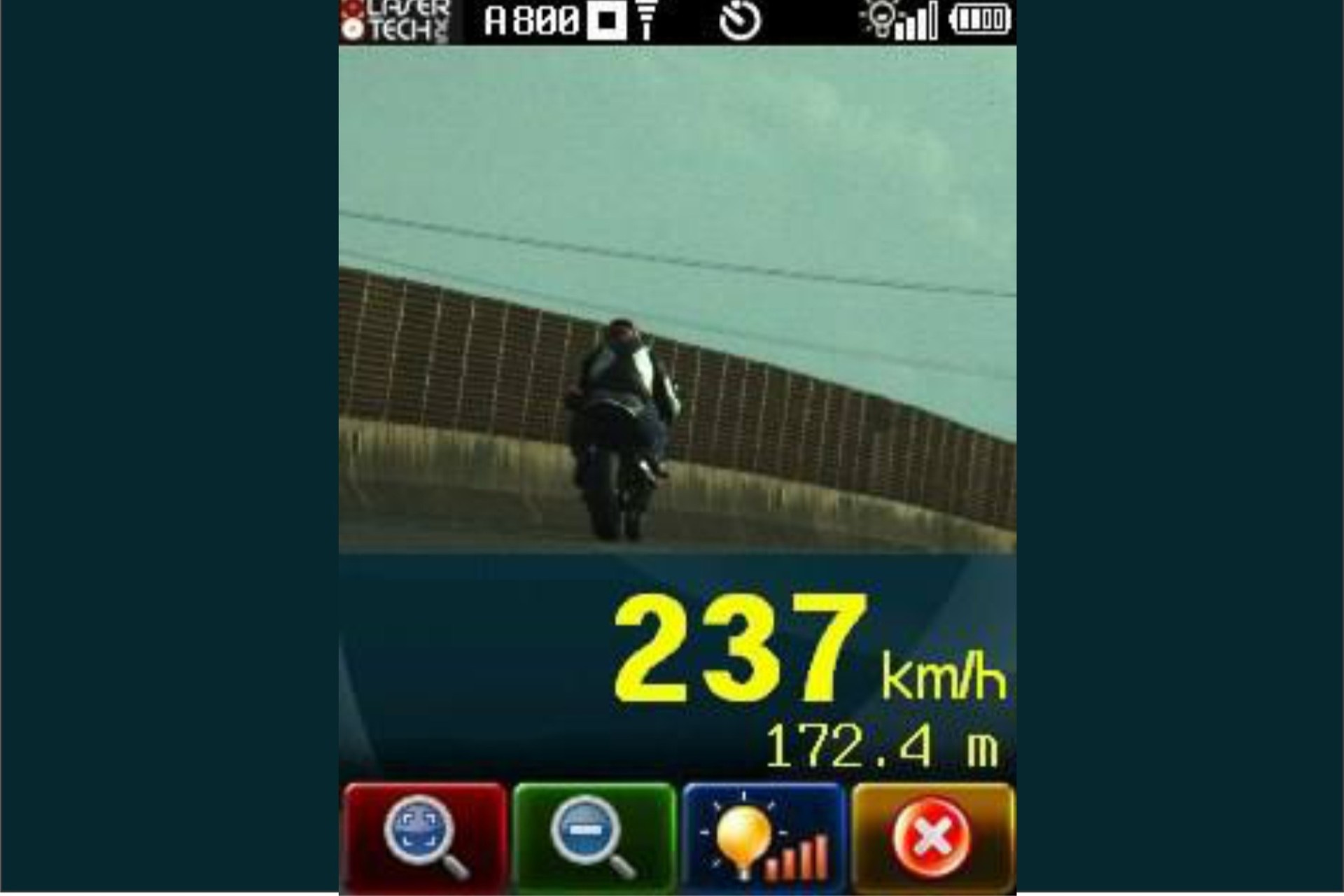 PRF flagra motociclista a 237 km/h no Paraná